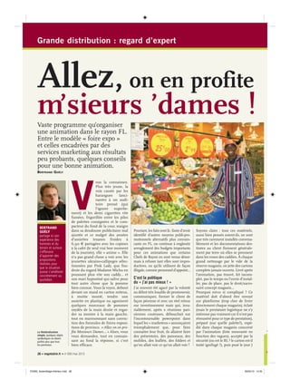 C’est mon métier ...
28 • vegetable.fr • no
300/mai 201328 • vegetable.fr • no
300/mai 2013
Grande distribution : regard d’expert
BERTRAND
GUÉLY
partage ici son
expérience des
hommes et du
terrain et surtout
s’efforcera
d’apporter des
propositions
réalistes pour
que la situation
puisse s’améliorer
concrètement au
quotidien.
La théâtralisation
simple, quelques objets
symboliques en disent
parfois plus que tous
les panneaux.
v
ous la connaissez.
Plus très jeune, la
voix cassée par les
harangues lanci-
nantes à un audi-
toire pressé (qui
l'ignore superbe-
ment) et les demi cigarettes vite
fumées, frigorifiée entre les piles
de palettes consignées et le com-
pacteur du fond de la cour, maigre
dans sa doudoune publicitaire mal
ajustée et ce malgré des années
d'assiettes texanes froides à
6,90 € partagées avec les copines
à la cafet (le seul vrai bon moment
de la journée), elle « anime ». Elle
n'a pas grand chose a voir avec les
jeunettes ukraino-callipyges sélec-
tionnées par Pink Lady, que fou-
droie du regard Madame Michu en
poussant plus vite son caddy... et
son mari hypnotisé qui salive pour
tout autre chose que la pomme
bien connue. Vous la voyez, debout
devant un stand en carton miteux,
à moitie monté, tendre une
assiette en plastique ou agonisent
quelques morceaux de pommes
oxydés de la main droite et regar-
der sa montre à la main gauche,
tout en marmonnant sans convic-
tion des formules de foires exposi-
tions de province. « Allez on en pro-
fite Messieurs Dames... » Alors, vous
vous demandez, tout en connais-
sant au fond la réponse, si c'est
bien efficace.
Pourtant, les faits sont là : faute d'avoir
identifié d'autres moyens publi-pro-
motionnels alternatifs plus convain-
cants en FL, on continue à engloutir
aveuglement des budgets importants
pour ces animations que certains
Chefs de Rayon en sont venus désor-
mais à refuser tant elles sont impro-
ductives, ou qu’ils utilisent de façon
illégale, comme personnel d'appoint...
C’est la politique
du « j’ai pas mieux ! »
J’ai souvent été agacé par la volonté
au début très louable de promouvoir,
communiquer, former le client de
façon pérenne et avec un réel retour
sur investissement mais qui, inva-
riablement, après x réunions pari-
siennes couteuses, débouchait sur
l'incontournable powerpoint dans
lequel les « marketeux » annonçaient
triomphalement que, pour faire
connaitre leur fruit, ils allaient faire
des présentoirs, des panneaux, des
mobiles, des leaflets, des folders et
qu'on allait voir ce qu'on allait voir !
Soyons clairs : tous ces matériels,
aussi bien pensés soient-ils, ne sont
que très rarement installés convena-
blement et les documentations des-
tinées au client finissent générale-
ment par terre où elles se prennent
dans les roues des caddies. À chaque
grand nettoyage par le vide de la
réserve magasin, on jette des cartons
complets jamais ouverts. Livré après
l'animation, pas trouvé, kit incom-
plet, pas le temps ou l'envie d'instal-
ler, pas de place, pas le droit/sacro-
saint concept magasin...
Pourquoi est-ce si compliqué ? Ce
matériel doit d'abord être envoyé
sur plateforme (trop cher de livrer
directement chaque magasin), éclaté
(mais le prestataire logistique ne s'y
intéresse pas vraiment car il n'est pas
rémunéré pour ce type de prestation),
préparé (sur quelle palette?), expé-
dié dans chaque magasin concerné
par l'animation (liste mouvante en
fonction des vagues), accepté par la
sécurité (ou est le BL ? le carton est-il
traité ignifugé ?), puis posé le jour J
Allez, on en profite
m’sieurs ’dames !Vaste programme qu’organiser
une animation dans le rayon FL.
Entre le modèle « foire expo »
et celles encadrées par des
services marketing aux résultats
peu probants, quelques conseils
pour une bonne animation.
BertranD GuÉlY
VG300_Assemblage-Interieur.indd 28 26/04/13 14:20
 