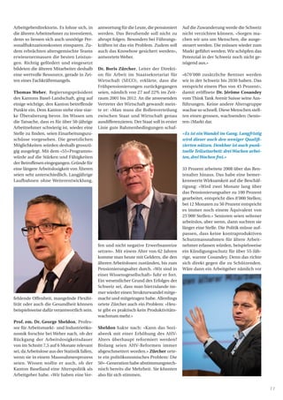 11
Arbeitgeberdirektorin. Es lohne sich, in
die älteren Arbeitnehmer zu investieren,
denn so liessen sich auch unnötige Per-
sonalfluktuationskosten einsparen. Zu-
dem erbrächten altersgemischte Teams
erwiesenermassen die besten Leistun-
gen. Richtig gefördert und eingesetzt
bildeten die älteren Mitarbeiter deshalb
eine wertvolle Ressource, gerade in Zei-
ten eines Fachkräftemangels.
Thomas Weber, Regierungspräsident
des Kantons Basel-Landschaft, ging auf
einige wichtige, den Kanton betreffende
Punkte ein. Dem Kanton stehe eine star-
ke Überalterung bevor. Im Wissen um
die Tatsache, dass es für über 50-jährige
Arbeitnehmer schwierig ist, wieder eine
Stelle zu finden, seien Einarbeitungszu-
schüsse vorgesehen. Die gesetzlichen
Möglichkeiten würden deshalb grosszü-
gig ausgelegt. Mit dem «55+Programm»
würde auf die Stärken und Fähigkeiten
der Betroffenen eingegangen. Gründe für
eine längere Arbeitslosigkeit von Älteren
seien sehr unterschiedlich. Langjährige
Laufbahnen ohne Weiterentwicklung,
fehlende Offenheit, mangelnde Flexibi-
lität oder auch die Gesundheit können
beispielsweise dafür verantwortlich sein.
Prof. em. Dr. George Sheldon, Profes-
sor für Arbeitsmarkt- und Industrieöko-
nomik forschte bei Weber nach, ob der
Rückgang der Arbeitslosigkeitsdauer
von im Schnitt 7,5 auf 6 Monate relevant
sei, da Arbeitslose aus der Statistik fallen,
wenn sie in einem Massnahmenprozess
seien. Wissen wollte er auch, ob der
Kanton Baselland eine Alterspolitik als
Arbeitgeber habe. «Wir haben eine Ver-
antwortung für die Leute, die pensioniert
werden. Das Berufsende soll nicht zu
abrupt folgen. Besonders bei Führungs-
kräften ist das ein Problem. Zudem soll
auch das Knowhow gesichert werden»,
antwortete Weber.
Dr. Boris Zürcher, Leiter der Direkti-
on für Arbeit im Staatsekretariat für
Wirtschaft (SECO), erklärte, dass die
Frühpensionierungen zurückgegangen
seien, nämlich von 27 auf 22% im Zeit-
raum 2001 bis 2012. An die anwesenden
Vertreter der Wirtschaft gewandt mein-
te er: «Man muss die Rollenverteilung
zwischen Staat und Wirtschaft genau
ausdifferenzieren. Der Staat soll in erster
Linie gute Rahmenbedingungen schaf-
fen und nicht negative Erwerbsanreize
setzen». Mit einem Alter von 62 Jahren
komme man heute mit Geldern, die den
älteren Arbeitslosen zustünden, bis zum
Pensionierungsalter durch. «Wir sind in
einer Wissensgesellschaft» fuhr er fort.
Ein wesentlicher Grund des Erfolges der
Schweiz sei, dass man hierzulande im-
mer wieder einen Strukturwandel mitge-
macht und mitgetragen habe. Allerdings
ortete Zürcher auch ein Problem: «Heu-
te gibt es praktisch kein Produktivitäts-
wachstum mehr.»
Sheldon hakte nach: «Kann das Sozi-
alwerk mit einer Erhöhung des AHV-
Alters überhaupt reformiert werden?
Bislang seien AHV-Reformen immer
abgeschmettert worden.» Zürcher orte-
te ein politökonomisches Problem: Die
50+-Generation habe abstimmungstech-
nisch bereits die Mehrheit. Sie könnten
also für sich stimmen.
Auf die Zuwanderung werde die Schweiz
nicht verzichten können. «Sorgen ma-
chen wir uns um Menschen, die ausge-
steuert werden. Die müssen wieder zum
Markt geführt werden. Wir schöpfen das
Potenzial in der Schweiz noch nicht ge-
nügend aus.»
«670’000 zusätzliche Rentner werden
wir in der Schweiz bis 2030 haben. Das
entspricht einem Plus von 45 Prozent»,
damit eröffnete Dr. Jérôme Cosandey
vom Think Tank Avenir Suisse seine Aus-
führungen. Keine andere Altersgruppe
wachse so schnell. Diese Menschen stell-
ten einen grossen, wachsenden (Senio-
ren-)Markt dar.
«Es ist ein Wandel im Gang. Langfristig
wird dieser auch den weniger Qualifi-
zierten nützen. Denkbar ist auch punk-
tuelle Teilzeitarbeit: drei Wochen arbei-
ten, drei Wochen frei.»
33 Prozent arbeitete 2008 über das Ren-
tenalter hinaus. Das habe eine bemer-
kenswerte Wirksamkeit auf die Beschäf-
tigung: «Wird zwei Monate lang über
das Pensionierungsalter zu 100 Prozent
gearbeitet, entspricht dies 8’000 Stellen;
bei 12 Monaten zu 50 Prozent entspricht
es immer noch einem Äquivalent von
25’000 Stellen.» Senioren seien seltener
arbeitslos, aber wenn, dann suchten sie
länger eine Stelle. Die Politik müsse auf-
passen, dass keine kontraproduktiven
Schutzmassnahmen für ältere Arbeit-
nehmer erlassen würden, beispielsweise
ein Kündigungsschutz für über 55-Jäh-
rige, warnte Cosandey. Denn das richte
sich direkt gegen die zu Schützenden.
Wäre dann ein Arbeitgeber nämlich vor
 