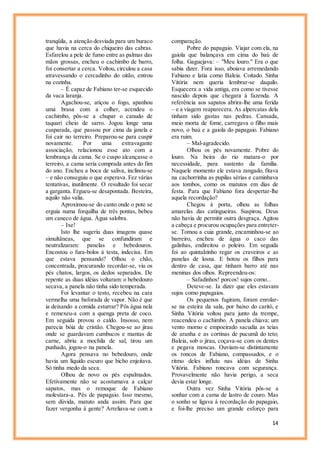 14
tranqüila, a atenção desviada para um buraco
que havia na cerca do chiqueiro das cabras.
Esfarelou a pele de fumo entre as palmas das
mãos grossas, encheu o cachimbo de barro,
foi consertar a cerca. Voltou, circulou a casa
atravessando o cercadinho do oitão, entrou
na cozinha.
– É capaz de Fabiano ter-se esquecido
da vaca laranja.
Agachou-se, atiçou o fogo, apanhou
uma brasa com a colher, acendeu o
cachimbo, pôs-se a chupar o canudo de
taquari cheio de sarro. Jogou longe uma
cusparada, que passou por cima da janela e
foi cair no terreiro. Preparou-se para cuspir
novamente. Por uma extravagante
associação, relacionou esse ato com a
lembrança da cama. Se o cuspo alcançasse o
terreiro, a cama seria comprada antes do fim
do ano. Encheu a boca de saliva, inclinou-se
– e não conseguiu o que esperava. Fez várias
tentativas, inutilmente. O resultado foi secar
a garganta. Ergueu-se desapontada. Besteira,
aquilo não valia.
Aproximou-se do canto onde o pote se
erguia numa forquilha de três pontas, bebeu
um caneco de água. Água salobra.
– Ixe!
Isto lhe sugeriu duas imagens quase
simultâneas, que se confundiram e
neutralizaram: panelas e bebedouros.
Encostou o fura-bolos à testa, indecisa. Em
que estava pensando? Olhou o chão,
concentrada, procurando recordar-se, viu os
pés chatos, largos, os dedos separados. De
repente as duas idéias voltaram: o bebedouro
secava, a panela não tinha sido temperada.
Foi levantar o testo, recebeu na cara
vermelha uma baforada de vapor. Não é que
ia deixando a comida esturrar? Pôs água nela
e remexeu-a com a quenga preta de coco.
Em seguida provou o caldo. Insosso, nem
parecia bóia de cristão. Chegou-se ao jirau
onde se guardavam cumbucos e mantas de
carne, abriu a mochila de sal, tirou um
punhado, jogou-o na panela.
Agora pensava no bebedouro, onde
havia um líquido escuro que bicho enjeitava.
Só tinha medo da seca.
Olhou de novo os pés espalmados.
Efetivamente não se acostumava a calçar
sapatos, mas o remoque de Fabiano
molestara-a. Pés de papagaio. Isso mesmo,
sem dúvida, matuto anda assim. Para que
fazer vergonha à gente? Arreliava-se com a
comparação.
Pobre do papagaio. Viajar com ela, na
gaiola que balançava em cima do baú de
folha. Gaguejava: – "Meu louro." Era o que
sabia dizer. Fora isso, aboiava arremedando
Fabiano e latia como Baleia. Coitado. Sinha
Vitória nem queria lembrar-se daquilo.
Esquecera a vida antiga, era como se tivesse
nascido depois que chegara à fazenda. A
referência aos sapatos abrira-lhe uma ferida
– e a viagem reaparecera. As alpercatas dela
tinham sido gastas nas pedras. Cansada,
meio morta de fome, carregava o filho mais
novo, o baú e a gaiola do papagaio. Fabiano
era ruim.
– Mal-agradecido.
Olhou os pés novamente. Pobre do
louro. Na beira do rio matara-o por
necessidade, para sustento da família.
Naquele momento ele estava zangado, fitava
na cachorrinha as pupilas sérias e caminhava
aos tombos, como os matutos em dias de
festa. Para que Fabiano fora despertar-lhe
aquela recordação?
Chegou à porta, olhou as folhas
amarelas das catingueiras. Suspirou. Deus
não havia de permitir outra desgraça. Agitou
a cabeça e procurou ocupações para entreter-
se. Tomou a cuia grande, encaminhou-se ao
barreiro, encheu de água o caco das
galinhas, endireitou o poleiro. Em seguida
foi ao quintalzinho regar os craveiros e as
panelas de losna. E botou os filhos para
dentro de casa, que tinham barro até nas
meninas dos olhos. Repreendeu-os:
– Safadinhos! porcos! sujos como...
Deteve-se. Ia dizer que eles estavam
sujos como papagaios.
Os pequenos fugiram, foram enrolar-
se na esteira da sala, por baixo do caritó, e
Sinha Vitória voltou para junto da trempe,
reacendeu o cachimbo. A panela chiava; um
vento morno e empoeirado sacudia as teias
de aranha e as cortinas de pucumã do teto;
Baleia, sob o jirau, coçava-se com os dentes
e pegava moscas. Ouviam-se distintamente
os roncos de Fabiano, compassados, e o
ritmo deles influiu nas idéias de Sinha
Vitória. Fabiano roncava com segurança.
Provavelmente não havia perigo, a seca
devia estar longe.
Outra vez Sinha Vitória pôs-se a
sonhar com a cama de lastro de couro. Mas
o sonho se ligava à recordação do papagaio,
e foi-lhe preciso um grande esforço para
 