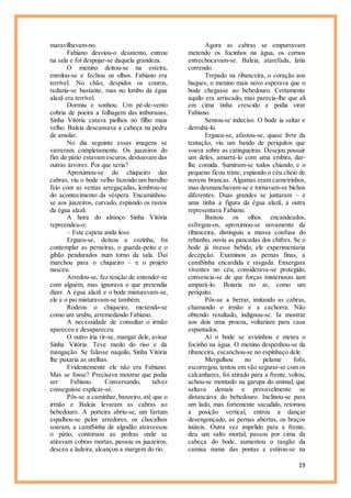 19
maravilhavam-no.
Fabiano desviou-o desatento, entrou
na sala e foi despojar-se daquela grandeza.
O menino deitou-se na esteira,
enrolou-se e fechou os olhos. Fabiano era
terrível. No chão, despidos os couros,
reduzia-se bastante, mas no lombo da égua
alazã era terrível.
Dormiu e sonhou. Um pé-de-vento
cobria de poeira a folhagem das imburanas,
Sinha Vitória catava piolhos no filho mais
velho. Baleia descansava a cabeça na pedra
de amolar.
No dia seguinte essas imagens se
varreram completamente. Os juazeiros do
fim do pátio estavam escuros,destoavam das
outras árvores. Por que seria?
Aproximou-se do chiqueiro das
cabras, viu o bode velho fazendo um barulho
feio com as ventas arregaçadas, lembrou-se
do acontecimento da véspera. Encaminhou-
se aos juazeiros, curvado, espiando os rastos
da égua alazã.
A hora do almoço Sinha Vitória
repreendeu-o:
– Este capeta anda leso.
Ergueu-se, deixou a cozinha, foi
contemplar as perneiras, o guarda-peito e o
gibão pendurados num torno da sala. Daí
marchou para o chiqueiro – e o projeto
nasceu.
Arredou-se, fez tenção de entender-se
com alguém, mas ignorava o que pretendia
dizer. A égua alazã e o bode misturavam-se,
ele e o pai misturavam-se também.
Rodeou o chiqueiro, mexendo-se
como um urubu, arremedando Fabiano.
A necessidade de consultar o irmão
apareceu e desapareceu.
O outro iria rir-se, mangar dele, avisar
Sinha Vitória. Teve medo do riso e da
mangação. Se falasse naquilo, Sinha Vitória
lhe puxaria as orelhas.
Evidentemente ele não era Fabiano.
Mas se fosse? Precisava mostrar que podia
ser Fabiano. Conversando, talvez
conseguisse explicar-se.
Pôs-se a caminhar, banzeiro, até que o
irmão e Baleia levaram as cabras ao
bebedouro. A porteira abriu-se, um fartum
espalhou-se pelos arredores, os chocalhos
soaram, a camiSinha de algodão atravessou
o pátio, contornou as pedras onde se
atiravam cobras mortas, passou os juazeiros,
desceu a ladeira, alcançou a margem do rio.
Agora as cabras se empurravam
metendo os focinhos na água, os cornos
entrechocavam-se. Baleia, atarefada, latia
correndo.
Trepado na ribanceira, o coração aos
baques, o menino mais novo esperava que o
bode chegasse ao bebedouro. Certamente
aquilo era arriscado, mas parecia-lhe que ali
em cima tinha crescido e podia virar
Fabiano.
Sentou-se indeciso. O bode ia saltar e
derrubá-lo.
Ergueu-se, afastou-se, quase livre da
tentação, viu um bando de periquitos que
voava sobre as catingueiras. Desejou possuir
um deles, amarrá-lo com uma embira, dar-
lhe comida. Sumiram-se todos chiando, e o
pequeno ficou triste, espiando o céu cheio de
nuvens brancas. Algumas eram carneirinhos,
mas desmanchavam-se e tornavam-se bichos
diferentes. Duas grandes se juntaram – e
uma tinha a figura da égua alazã, a outra
representava Fabiano.
Baixou os olhos encandeados,
esfregou-os, aproximou-se novamente da
ribanceira, distinguiu a massa confusa do
rebanho, ouviu as pancadas dos chifres. Se o
bode já tivesse bebido, ele experimentaria
decepção. Examinou as pernas finas, a
camiSinha encardida e rasgada. Enxergara
viventes no céu, considerava-se protegido,
convencia-se de que forças misteriosas iam
ampará-lo. Boiaria no ar, como um
periquito.
Pôs-se a berrar, imitando as cabras,
chamando o irmão e a cachorra. Não
obtendo resultado, indignou-se. Ia mostrar
aos dois uma proeza, voltariam para casa
espantados.
Aí o bode se avizinhou e meteu o
focinho na água. O menino despenhou-se da
ribanceira, escanchou-se no espinhaço dele.
Mergulhou no pelame fofo,
escorregou, tentou em vão segurar-se com os
calcanhares, foi atirado para a frente, voltou,
achou-se montado na garupa do animal, que
saltava demais e provavelmente se
distanciava do bebedouro. Inclinou-se para
um lado, mas fortemente sacudido, retomou
a posição vertical, entrou a dançar
desengonçado, as pernas abertas, os braços
inúteis. Outra vez impelido para a frente,
deu um salto mortal, passou por cima da
cabeça do bode, aumentou o rasgão da
camisa numa das pontas e estirou-se na
 