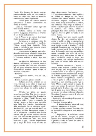 30
Tomás. Um homem tão direito sumir-se
como cambembe, andar por este mundo de
trouxa nas costas. Seu Tomás era pessoa de
consideração e votava. Quem diria?
Nesse ponto um soldado amarelo
aproximou-se e bateu familiarmente no
ombro de Fabiano:
– Como é, camarada? Vamos jogar um
trinta-e-um lá dentro?
Fabiano atentou na farda com
respeito e gaguejou, procurando as palavras
de seu Tomás da bolandeira:
– Isto é. Vamos e não vamos. Quer dizer
Enfim, contanto, etc. É conforme.
Levantou-se e caminhou atrás do
amarelo, que era autoridade e mandava.
Fabiano sempre havia obedecido. Tinha
muque e substância, mas pensava pouco,
desejava pouco e obedecia.
Atravessaram a bodega, a corredor,
desembocaram numa sala onde vários tipos
jogavam cartas em cima de uma esteira.
– Desafasta, ordenou o polícia. Aqui tem
gente.
Os jogadores apertaram-se, os dois
homens sentaram-se, o soldado amarelo
pegou o baralho. Mas com tanta infelicidade
que em pouco tempo se enrascou. Fabiano
encalacrou-se também. Sinha Vitória ia
danar-se, e com razão.
– Bem feito.
Ergueu-se furioso, saiu da sala,
trombudo.
– Espera aí, paisano, gritou o amarelo.
Fabiano, as orelhas ardendo, não se
virou. Foi pedir a seu Inácio os troços que
ele havia guardado, vestiu o gibão, passou as
correias dos alforjes no ombro, ganhou a
rua.
Debaixo do jatobá do quadro
taramelou com Sinha Rita louceira, sem se
atrever a voltar para casa. Que desculpa iria
apresentar a Sinha Vitória? Forjava uma
explicação difícil. Perdera o embrulho da
fazenda, pagara na botica uma garrafada
para Sinha Rita louceira. Atrapalhava-se
tinha imaginação fraca e não sabia mentir.
Nas invenções com que pretendia justificar-
se a figura de Sinha Rita aparecia sempre, e
isto o desgostava. Arruinaria uma história
sem ela, diria que haviam furtado o cobre da
chita. Pois não era? Os parceiros o tinham
pelado no trinta-e-um. Mas não devia
mencionar o jogo. Contaria simplesmente
que o lenço das notas ficara no bolso do
gibão e levara sumiço. Falaria assim:
– "Comprei os mantimentos. Botei o gibão e
os alforjes na bodega de seu Inácio.
Encontrei um soldado amarelo" Não, não
encontrara ninguém. Atrapalhava-se de
novo. Sentia desejo de referir-se ao soldado,
um conhecido velho, amigo de infância. A
mulher se incharia com a notícia. Talvez não
se inchasse. Era atilada, notaria a
pabulagem. Pois estava acabado. O dinheiro
fugira do bolso do gibão, na venda de seu
Inácio. Natural.
Repetia que era natural quando
alguém lhe deu um empurrão, atirou-o
contra o jatobá. A feira se desmanchava;
escurecia; o homem da iluminação, trepando
numa escada, acendia os lampiões. A estrela
papa-ceia branqueou por cima da torre da
igreja; o doutor juiz de direito foi brilhar na
porta da farmácia; o cobrador da prefeitura
passou coxeando, com talões de recibos
debaixo do braço; a carroça de lixo rolou na
praça recolhendo cascas de frutas; seu
vigário saiu de casa e abriu o guarda-chuva
por causa do sereno; Sinha Rita louceira
retirou-se.
Fabiano estremeceu. Chegaria a
fazenda noite fechada. Entretido com o
diabo do jogo, tonto de aguardente, deixara
o tempo correr. E não levava o querosene,
ia-se alumiar durante a semana com pedaços
de facheiro. Aprumou-se, disposto a viajar.
Outro empurrão desequilibrou-o. Voltou-se
e viu ali perto o soldado amarelo, que o
desafiava, a cara enferrujada, uma ruga na
testa. Mexeu-se para sacudir o chapéu de
couro nas ventas do agressor. Com uma
pancada certa do chapéu de couro, aquele
tico de gente ia ao barro. Olhou as coisas e
as pessoas em roda e moderou a indignação.
Na catinga ele as vezes cantava de galo, mas
na rua encolhia-se.
– Vossemecê não tem direito de provocar os
que estão quietos.
– Desafasta, bradou o polícia.
E insultou Fabiano, porque ele tinha
deixado a bodega sem se despedir.
– Lorota, gaguejou o matuto. Eu tenho culpa
de vossemecê esbagaçar os seus possuídos
no jogo?
Engasgou-se. A autoridade rondou
por ali um instante, desejosa de puxar
questão. Não achando pretexto, avizinhou-se
e plantou o salto da reiúna em cima da
alpercata do vaqueiro.
 