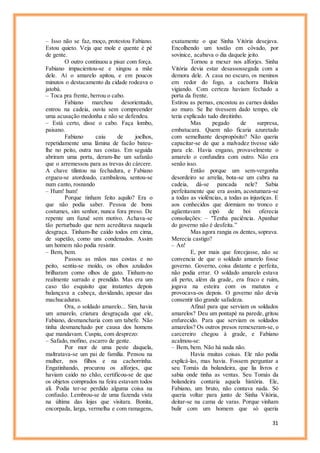 31
– Isso não se faz, moço, protestou Fabiano.
Estou quieto. Veja que mole e quente é pé
de gente.
O outro continuou a pisar com força.
Fabiano impacientou-se e xingou a mãe
dele. Aí o amarelo apitou, e em poucos
minutos o destacamento da cidade rodeava o
jatobá.
– Toca pra frente, berrou o cabo.
Fabiano marchou desorientado,
entrou na cadeia, ouviu sem compreender
uma acusação medonha e não se defendeu.
– Está certo, disse o cabo. Faça lombo,
paisano.
Fabiano caiu de joelhos,
repetidamente uma lâmina de facão bateu-
lhe no peito, outra nas costas. Em seguida
abriram uma porta, deram-lhe um safanão
que o arremessou para as trevas do cárcere.
A chave tilintou na fechadura, e Fabiano
ergueu-se atordoado, cambaleou, sentou-se
num canto, rosnando
– Hum! hum!
Porque tinham feito aquilo? Era o
que não podia saber. Pessoa de bons
costumes, sim senhor, nunca fora preso. De
repente um fuzuê sem motivo. Achava-se
tão perturbado que nem acreditava naquela
desgraça. Tinham-lhe caído todos em cima,
de supetão, como uns condenados. Assim
um homem não podia resistir.
– Bem, bem.
Passou as mãos nas costas e no
peito, sentiu-se moído, os olhos azulados
brilharam como olhos de gato. Tinham-no
realmente surrado e prendido. Mas era um
caso tão esquisito que instantes depois
balançava a cabeça, duvidando, apesar das
machucaduras.
Ora, o soldado amarelo... Sim, havia
um amarelo, criatura desgraçada que ele,
Fabiano, desmancharia com um tabefe. Não
tinha desmanchado por causa dos homens
que mandavam. Cuspiu, com desprezo:
– Safado, mofino, escarro de gente.
Por mor de uma peste daquela,
maltratava-se um pai de família. Pensou na
mulher, nos filhos e na cachorrinha.
Engatinhando, procurou os alforjes, que
haviam caído no chão, certificou-se de que
os objetos comprados na feira estavam todos
ali. Podia ter-se perdido alguma coisa na
confusão. Lembrou-se de uma fazenda vista
na última das lojas que visitara. Bonita,
encorpada, larga, vermelha e com ramagens,
exatamente o que Sinha Vitória desejava.
Encolhendo um tostão em côvado, por
sovinice, acabava o dia daquele jeito.
Tornou a mexer nos alforjes. Sinha
Vitória devia estar desassossegada com a
demora dele. A casa no escuro, os meninos
em redor do fogo, a cachorra Baleia
vigiando. Com certeza haviam fechado a
porta da frente.
Estirou as pernas, encostou as carnes doídas
ao muro. Se lhe tivessem dado tempo, ele
teria explicado tudo direitinho.
Mas pegado de surpresa,
embatucara. Quem não ficaria azuretado
com semelhante despropósito? Não queria
capacitar-se de que a malvadez tivesse sido
para ele. Havia engano, provavelmente o
amarelo o confundira com outro. Não era
senão isso.
Então porque um sem-vergonha
desordeiro se arrelia, bota-se um cabra na
cadeia, dá-se pancada nele? Sabia
perfeitamente que era assim, acostumara-se
a todas as violências, a todas as injustiças. E
aos conhecidos que dormiam no tronco e
agüentavam cipó de boi oferecia
consolações: – "Tenha paciência. Apanhar
do governo não é desfeita.”
Mas agora rangia os dentes, soprava.
Merecia castigo?
– An!
E, por mais que forcejasse, não se
convencia de que o soldado amarelo fosse
governo. Governo, coisa distante e perfeita,
não podia errar. O soldado amarelo estava
ali perto, além da grade,. era fraco e ruim,
jogava na esteira com os matutos e
provocava-os depois. O governo não devia
consentir tão grande safadeza.
Afinal para que serviam os soldados
amarelos? Deu um pontapé na parede, gritou
enfurecido. Para que serviam os soldados
amarelos? Os outros presos remexeram-se, o
carcereiro chegou à grade, e Fabiano
acalmou-se:
– Bem, bem. Não há nada não.
Havia muitas coisas. Ele não podia
explicá-las, mas havia. Fossem perguntar a
seu Tomás da bolandeira, que lia livros e
sabia onde tinha as ventas. Seu Tomás da
bolandeira contaria aquela história. Ele,
Fabiano, um bruto, não contava nada. Só
queria voltar para junto de Sinha Vitória,
deitar-se na cama de varas. Porque vinham
bulir com um homem que só queria
 