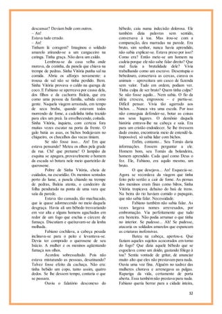 32
descansar? Deviam bulir com outros.
– An!
Estava tudo errado.
– An!
Tinham lá coragem? Imaginou o soldado
amarelo atirando-se a um cangaceiro na
catinga. Tinha graça. Não dava um caldo.
Lembrou-se da casa velha onde
morava, da cozinha, da panela que chiava na
trempe de pedras. Sinha Vitória punha sal na
comida. Abriu os alforjes novamente: a
trouxa de sal não se tinha perdido. Bem.
Sinha Vitória provava o caldo na quenga de
coco. E Fabiano se aperreava por causa dela,
dos filhos e da cachorra Baleia, que era
como uma pessoa da família, sabida como
gente. Naquela viagem arrastada, em tempo
de seca braba, quando estavam todos
morrendo de fome, a cadelinha tinha trazido
para eles um preá. Ia envelhecendo, coitada.
Sinha Vitória, inquieta, com certeza fora
muitas vezes escutar na porta da frente. O
galo batia as asas, os bichos bodejavam no
chiqueiro, os chocalhos das vacas tiniam.
Se não fosse isso... An! Em que
estava pensando? Meteu os olhos pela grade
da rua. Chi! que pretume! O lampião da
esquina se apagara, provavelmente o homem
da escada só botara nele meio quarteirão de
querosene.
Pobre de Sinha Vitória, cheia de
cuidados, na escuridão. Os meninos sentados
perto do lume, a panela chiando na trempe
de pedras, Baleia atenta, o candeeiro de
folha pendurado na ponta de uma vara que
saía da parede.
Estava tão cansado, tão machucado,
que ia quase adormecendo no meio daquela
desgraça. Havia ali um bêbedo tresvariando
em voz alta e alguns homens agachados em
redor de um fogo que enchia o cárcere de
fumaça. Discutiam e queixavam-se da lenha
molhada.
Fabiano cochilava, a cabeça pesada
inclinava-se para o peito e levantava-se.
Devia ter comprado o querosene de seu
Inácio. A mulher e os meninos agüentando
fumaça nos olhos.
Acordou sobressaltado. Pois não
estava misturando as pessoas, desatinando?
Talvez fosse efeito da cachaça. Não era:
tinha bebido um copo, tanto assim, quatro
dedos. Se lhe dessem tempo, contaria o que
se passara.
Ouviu o falatório desconexo do
bêbedo, caiu numa indecisão dolorosa. Ele
também dizia palavras sem sentido,
conversava à toa. Mas irou-se com a
comparação, deu marradas na parede. Era
bruto, sim senhor, nunca havia aprendido,
não sabia explicar-se. Estava preso por isso?
Como era? Então mete-se um homem na
cadeia porque ele não sabe falar direito? Que
mal fazia a brutalidade dele? Vivia
trabalhando como um escravo. Desentupia o
bebedouro, consertava as cercas, curava os
animais – aproveitara um casco de fazenda
sem valor. Tudo em ordem, podiam ver.
Tinha culpa de ser bruto? Quem tinha culpa?
Se não fosse aquilo... Nem sabia. O fio da
idéia cresceu, engrossou – e partiu-se.
Difícil pensar. Vivia tão agarrado aos
bichos. .. Nunca vira uma escola. Por isso
não conseguia defender-se, botar as coisas
nos seus lugares. O demônio daquela
história entrava-lhe na cabeça e saía. Era
para um cristão endoidecer. Se lhe tivessem
dado ensino, encontraria meio de entendê-la.
Impossível, só sabia lidar com bichos.
Enfim, contanto... Seu Tomás daria
informações. Fossem perguntar a ele.
Homem bom, seu Tomás da bolandeira,
homem aprendido. Cada qual como Deus o
fez. Ele, Fabiano, era aquilo mesmo, um
bruto.
O que desejava... An! Esquecia-se.
Agora se recordava da viagem que tinha
feito pelo sertão a cair de fome. As pernas
dos meninos eram finas como bilros, Sinha
Vitória tropicava debaixo do baú de trens.
Na beira do rio haviam comido o papagaio,
que não sabia falar. Necessidade.
Fabiano também não sabia falar. As
vezes largava nomes arrevesados, por
embromação. Via perfeitamente que tudo
era besteira. Não podia arrumar o que tinha
no interior. Se pudesse... Ah! Se pudesse,
atacaria os soldados amarelos que espancam
as criaturas inofensivas.
Bateu na cabeça, apertou-a. Que
faziam aqueles sujeitos acocorados em torno
do fogo? Que dizia aquele bêbedo que se
esgoelava como um doido, gastando fôlego à
toa? Sentiu vontade de gritar, de anunciar
muito alto que eles não prestavam para nada.
Ouviu uma voz fina. Alguém no xadrez das
mulheres chorava e arrenegava as pulgas.
Rapariga da vida, certamente de porta
aberta. Essa também não prestava para nada.
Fabiano queria berrar para a cidade inteira,
 