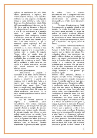 43
espiando os movimentos dos pais. Sinha
Vitória aprontava-se e erguia-se, mas
Fabiano soprava arreliado. Tinha vencido a
obstinação de uma daquelas amaldiçoadas
botinas; a outra emperrava, e ele, com os
dedos nas alças, fazia esforços inúteis. Sinha
Vitória dava palpites que irritavam o marido.
Não havia meio de introduzir o diabo do
calcanhar no tacão. A um arranco mais forte,
a alça de trás rebentou-se, e o vaqueiro
meteu as mãos pela borracha,
energicamente. Nada conseguindo, levantou-
se resolvido a entrar na rua assim mesmo,
coxeando, uma perna mais comprida que a
outra. Com raiva excessiva, a que se
misturava alguma esperança, deu uma
patada violenta no chão. A carne
comprimiu-se, os ossos estalaram, a meia
molhada rasgou-se e o pé amarrotado se
encaixou entre as paredes de vaqueta.
Fabiano soltou um suspiro largo de
satisfação e dor. Em seguida tentou prender
o colarinho duro ao pescoço, mas os dedos
trêmulos não realizaram a tarefa. Sinha
Vitória auxiliou-o: o botão entrou na casa
estreita e a gravata amarrou-se. As mãos
sujas, suadas, deixaram no colarinho
manchas escuras.
– Está certo, grunhiu Fabiano.
Atravessaram a pinguela e
alcançaram a rua. Sinha Vitória caminhava
aos tombos, por causa dos saltos dos
sapatos, e conservava o guarda-chuva
suspenso, com o castão para baixo e a
biqueira para cima, enrolada no lenço.
Impossível dizer porque Sinha Vitória
levava o guarda-chuva com biqueira para
cima e o castão para baixo. Ela própria não
saberia explicar-se, mas sempre vira as
outras matutas procederem assim e adotava
o costume.
Fabiano marchava teso.
Os dois meninos espiavam os
lampiões e adivinhavam casos
extraordinários. Não sentiam curiosidade,
sentiam medo, e por isso pisavam devagar,
receando chamar a atenção das pessoas.
Supunham que existiam mundos diferentes
da fazenda, mundos maravilhosos na serra
azulada. Aquilo, porém, era esquisito. Como
podia haver tantas casas e tanta gente? Com
certeza os, homens iriam brigar. Seria que o
povo ali era brabo e não consentia que eles
andassem entre as barracas? Estavam
acostumados a agüentar cascudos e puxões
de orelhas. Talvez as criaturas
desconhecidas não se comportassem como
Sinha Vitória, mas os pequenos retraíam-se,
encostavam-se às paredes, meio
encandeados, os ouvidos cheios de rumores
estranhos.
Chegaram à igreja, entraram. Baleia
ficou passeando na calçada, olhando a rua,
inquieta. Na opinião dela, tudo devia estar
no escuro, porque era noite, e a gente que
andava no quadro precisava deitar-se.
Levantou o focinho, sentiu um cheiro que
lhe deu vontade de tossir. Gritavam demais
ali perto e havia luzes em abundância, mas o
que a incomodava era aquele cheiro de
fumaça.
Os meninos também se espantavam.
No mundo, subitamente alargado, viam
Fabiano e Sinha Vitória muito reduzidos,
menores que as figuras dos altares. Não
conheciam altares, mas presumiam que
aqueles objetos deviam ser preciosos. As
luzes e os cantos extasiavam-nos. De luz
havia, na fazenda, o fogo entre as pedras da
cozinha e o candeeiro de querosene
pendurado pela asa numa vara que saía da
taipa; de canto, o bendito de Sinha Vitória e
o aboio de Fabiano. O aboio era triste, uma
cantiga monótona e sem palavras que
entorpecia o gado.
Fabiano estava silencioso, olhando as
imagens e as velas acesas, constrangido na
roupa nova, o pescoço esticado, pisando, em
brasas. A multidão apertava-o mais que a
roupa, embaraçava-o. De perneiras, gibão –
e guarda-peito, andava metido numa caixa,
como tatu, mas saltava no lombo de um
bicho e voava na catinga. Agora não podia
virar-se: mãos e braços roçavam-lhe o corpo.
Lembrou-se da surra que levara e da noite
passada na cadeia. A sensação que
experimentava não diferia muito da que
tinha tido ao ser preso. Era como se as mãos
e os braços da multidão fossem agarrá-lo,
subjugá-lo, espremê-lo num canto de parede.
Olhou as caras em redor. Evidentemente as
criaturas que se juntavam ali não o viam,
mas Fabiano sentia-se rodeado de inimigos,
temia envolver-se em questões e acabar mal
a noite. Soprava e esforçava-se inutilmente
por abanar-se com o chapéu. Difícil mover-
se, estava amarrado. Lentamente conseguiu
abrir caminho no povaréu, esgueirou-se até
junto da pia de água benta, onde se deteve,
receoso de perder de vista a mulher e os
 