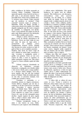 49
pátio, avizinhou-se da ladeira pensando na
cachorra Baleia. Coitadinha. Tinham-lhe
aparecido aquelas coisas horríveis na boca, o
pêlo caíra, e ele precisara matá-la. Teria
procedido bem? Nunca havia refletido nisso.
A cachorra estava doente. Podia consentir
que ela mordesse os meninos? Podia
consentir? Loucura expor as crianças à
hidrofobia. Pobre da Baleia. Sacudiu a
cabeça para afastá-la do espírito. Era o diabo
daquela espingarda que lhe trazia a imagem
da cadelinha. A espingarda, sem dúvida.
Virou o rosto defronte das pedras do fim do
pátio, onde Baleia aparecera fria, inteiriçada,
com os olhos comidos pelos urubus.
Alargou o passo, desceu a ladeira,
pisou a terra de aluvião, aproximou-se do
bebedouro. Havia um bater doido de asas
por cima da poça de água preta, a
garrancheira do mulungu estava
completamente invisível. Pestes. Quando
elas desciam do sertão, acabava-se tudo. O
gado ia finar-se, até os espinhos secariam.
Suspirou. Que havia de fazer? Fugir de
novo, aboletar-se noutro lugar, recomeçar a
vida. Levantou a espingarda, puxou o
gatilho sem pontaria. Cinco ou seis aves
caíram no chão, o resto se espantou, os
galhos queimados surgiram nus. Mas pouco
a pouco se foram cobrindo, aquilo não tinha
fim.
Fabiano sentou-se desanimado na
ribanceira do bebedouro, carregou
lentamente a espingarda com chumbo miúdo
e não socou a bucha, para a carga espalhar-
se e alcançar muitos inimigos. Novo tiro,
novas quedas, mas isto não deu nenhum
prazer a Fabiano. Tinha ali comida para dois
ou três dias; se possuísse munição, teria
comida para semanas e meses.
Examinou o polvarinho e o
chumbeira, pensou na viagem, estremeceu.
Tentou iludir-se, imaginou que ela não se
realizaria se ele não a provocasse com idéias
ruins. Reacendeu o cigarro, procurou
distrair-se falando baixo. Sinha Terta era
pessoa de muito saber naquelas beiradas.
Como andariam as contas com o patrão?
Estava ali o que ele não conseguiria nunca
decifrar. Aquele negócio de juros engolia
tudo, e afinal o branco ainda achava que
fazia favor. O soldado amarelo...
Fabiano, encaiporado, fechou as
mãos e deu murros na coxa. Diabo.
Esforçava-se por esquecer uma infelicidade,
e vinham outras infelicidades. Não queria
lembrar-se do patrão nem do soldado
amarelo. Mas lembrava-se, com desespero,
enroscando-se como uma cascavel
assanhada. Era um infeliz, era a criatura
mais infeliz do mundo. Devia ter ferido
naquela tarde o soldado amarelo, devia tê-lo
cortado a facão. Cabra ordinário, mofino,
encolhera-se e ensinara o caminho. Esfregou
a testa suada e enrugada. Para que recordar
vergonha? Pobre dele. Estava então decidido
que viveria sempre assim? Cabra safado,
mole. Se não fosse tão fraco, teria entrado
no cangaço e feito misérias. Depois levaria
um tiro de emboscada ou envelheceria na
cadeia, cumprindo sentença, mas isto não
era melhor que acabar-se numa beira de
caminho, assando no calor, a mulher e os
filhos acabando-se também. Devia ter furado
o pescoço do amarelo com faca de ponta,
devagar. Talvez estivesse preso e respeitado,
um homem respeitado, um homem. Assim
como estava, ninguém podia respeitá-lo.
Não era homem, não era nada. Agüentava
zinco no lombo e não se vingava.
– Fabiano, meu filho, tem coragem. Tem
vergonha, Fabiano. Mata o soldado amarelo.
Os soldados amarelos são uns desgraçados
que precisam morrer. Mata o soldado
amarelo e os que mandam nele.
Como gesticulava com furor, gastando muita
energia, pôs-se a resfolegar e sentiu sede.
Pela cara vermelha e queimada o suor corria,
tornava mais escura a barba ruiva. Desceu
da ribanceira, agachou-se à beira da água
salobra, pôs-se a beber ruidosamente nas
palmas das mãos. Uma nuvem de arribações
voou assustada. Fabiano levantou-se, um
brilho de indignação nos olhos.
– Miseráveis.
A cólera dele se voltava de novo
contra as aves. Tornou a sentar-se na
ribanceira, atirou muitas vezes nos ramos do
mulungu, o chão ficou todo coberto de
cadáveres. Iam ser salgados, estendidos em
cordas. Tencionou aproveitá-los como
alimento na viagem próxima. Devia gastar o
resto do dinheiro em chumbo e pólvora,
passar um dia no bebedouro, depois largar-
se pelo mundo. Seria necessário mudar-se?
Apesar de saber perfeitamente que era
necessário, agarrou-se a esperanças frágeis.
Talvez a seca não viesse, talvez chovesse.
Aqueles malditos bichos é que lhe faziam
medo. Procurou esquecê-los. Mas como
 