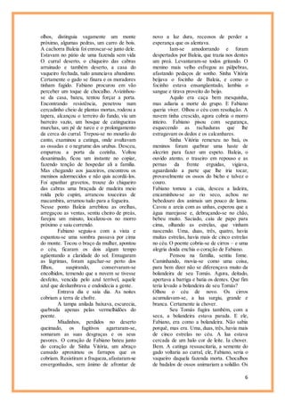 6
olhos, distinguia vagamente um monte
próximo, algumas pedras, um carro de bois.
A cachorra Baleia foi enroscar-se junto dele.
Estavam no pátio de uma fazenda sem vida
O curral deserto, o chiqueiro das cabras
arruinado e também deserto, a casa do
vaqueiro fechada, tudo anunciava abandono.
Certamente o gado se finara e os moradores
tinham fugido. Fabiano procurou em vão
perceber um toque de chocalho. Avizinhou-
se da casa, bateu, tentou forçar a porta.
Encontrando resistência, penetrou num
cercadinho cheio de plantas mortas, rodeou a
tapera, alcançou o terreiro do fundo, viu um
barreiro vazio, um bosque de catingueiras
murchas, um pé de turco e o prolongamento
da cerca do curral. Trepou-se no mourão do
canto, examinou a catinga, onde avultavam
as ossadas e o negrume dos urubus. Desceu,
empurrou a porta da cozinha. Voltou
desanimado, ficou um instante no copiar,
fazendo tenção de hospedar ali a família.
Mas chegando aos juazeiros, encontrou os
meninos adormecidos e não quis acordá-los.
Foi apanhar gravetos, trouxe do chiqueiro
das cabras uma braçada de madeira meio
roída pelo cupim, arrancou touceiras de
macambira, arrumou tudo para a fogueira.
Nesse ponto Baleia arrebitou as orelhas,
arregaçou as ventas, sentiu cheiro de preás,
farejou um minuto, localizou-os no morro
próximo e saiu correndo.
Fabiano seguiu-a com a vista e
espantou-se uma sombra passava por cima
do monte. Tocou o braço da mulher, apontou
o céu, ficaram os dois algum tempo
agüentando a claridade do sol. Enxugaram
as lágrimas, foram agachar-se perto dos
filhos, suspirando, conservaram-se
encolhidos, temendo que a nuvem se tivesse
desfeito, vencida pelo azul terrível, aquele
azul que deslumbrava e endoidecia a gente.
Entrava dia e saía dia. As noites
cobriam a terra de chofre.
A tampa anilada baixava, escurecia,
quebrada apenas pelas vermelhidões do
poente.
Miudinhos, perdidos no deserto
queimado, os fugitivos agarraram-se,
somaram as suas desgraças e os seus
pavores. O coração de Fabiano bateu junto
do coração de Sinha Vitória, um abraço
cansado aproximou os farrapos que os
cobriam. Resistiram a fraqueza, afastaram-se
envergonhados, sem ânimo de afrontar de
novo a luz dura, receosos de perder a
esperança que os alentava.
Iam-se amodorrando e foram
despertados por Baleia, que trazia nos dentes
um preá. Levantaram-se todos gritando. O
menino mais velho esfregou as pálpebras,
afastando pedaços de sonho. Sinha Vitória
beijava o focinho de Baleia, e como o
focinho estava ensangüentado, lambia o
sangue e tirava proveito do beijo.
Aquilo era caça bem mesquinha,
mas adiaria a morte do grupo. E Fabiano
queria viver. Olhou o céu com resolução. A
nuvem tinha crescido, agora cobria o morro
inteiro. Fabiano pisou com segurança,
esquecendo as rachaduras que lhe
estragavam os dedos e os calcanhares.
Sinha Vitória remexeu no baú, os
meninos foram quebrar uma haste de
alecrim para fazer um espeto. Baleia, o
ouvido atento, o traseiro em repouso e as
pernas da frente erguidas, vigiava,
aguardando a parte que lhe iria tocar,
provavelmente os ossos do bicho e talvez o
couro.
Fabiano tomou a cuia, desceu a ladeira,
encaminhou-se ao rio seco, achou no
bebedouro dos animais um pouco de lama.
Cavou a areia com as unhas, esperou que a
água marejasse e, debruçando-se no chão,
bebeu muito. Saciado, caiu de papo para
cima, olhando as estrelas, que vinham
nascendo. Uma, duas, três, quatro, havia
muitas estrelas, havia mais de cinco estrelas
no céu. O poente cobria-se de cirros – e uma
alegria doida enchia o coração de Fabiano.
Pensou na família, sentiu fome.
Caminhando, movia-se como uma coisa,
para bem dizer não se diferençava muito da
bolandeira de seu Tomás. Agora, deitado,
apertava a barriga e batia os dentes. Que fim
teria levado a bolandeira de seu Tomás?
Olhou o céu de novo. Os cirros
acumulavam-se, a lua surgiu, grande e
branca. Certamente ia chover.
Seu Tomás fugira também, com a
seca, a bolandeira estava parada. E ele,
Fabiano, era como a bolandeira. Não sabia
porquê, mas era. Uma, duas, três, havia mais
de cinco estrelas no céu. A lua estava
cercada de um halo cor de leite. Ia chover.
Bem. A catinga ressuscitaria, a semente do
gado voltaria ao curral, ele, Fabiano, seria o
vaqueiro daquela fazenda morta. Chocalhos
de badalos de ossos animariam a solidão. Os
 