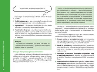 76
ProgramaNacionaldeAlimentaçãoEscolar
E como deve ser feito o projeto básico?
Basta seguir os itens básicos que devem constar do proje-
to, a saber:
1.	 O objeto da compra – que, no caso do Pnae, são gêneros
alimentícios para atender à alimentação escolar.
2.	 A justificativa – esclarecer o motivo pelo qual está sendo
solicitada a compra dos gêneros alimentícios.
3.	A estimativa de preço – deverão ser apresentadas algu-
mas pesquisas prévias de preço, tendo em vista a necessi-
dade de verificar os preços praticados no mercado e se os
recursos financeiros disponíveis permitirão o atendimen-
to planejado.
Atenção!
Caso os recursos disponíveis não sejam suficientes, os
cardápios devem ser revistos e ajustados, sem que isso
implique perda da qualidade.
3ª etapa – Compra dos gêneros alimentícios
Como você sabe, qualquer compra realizada com recursos
públicos, principalmente federais, devem seguir os dispos-
tos da Lei nº 8.666/93 e suas alterações (Lei nº 3.931, de 19
de setembro de 2001, e Decreto nº 4.342, de 23 de agosto de
2002), que estabelece em seu art. 3º:
“A licitação destina-se a garantir a observância do princí-
pio constitucional da isonomia e a selecionar a proposta
mais vantajosa para a administração e será processada e
julgada em estrita conformidade com os princípios bási-
cos da legalidade, da impessoalidade, da moralidade, da
igualdade, da publicidade, da probidade administrativa,
da vinculação ao instrumento convocatório, do julga-
mento objetivo e dos que lhes são correlatos.”
Em relação à alimentação escolar, não é diferente. Entre-
tanto, para a compra da agricultura familiar ou do empreen-
dedor familiar rural, a compra poderá ser feita usando dis-
pensa de licitação.
O setor responsável pela aquisição dos gêneros alimentí-
cios ao realizar a licitação, deverá elaborar:
1.	 Projeto básico ou termo de referência: será o condutor
das regras para se efetuar a compra. Daí a necessidade de
ser claro e específico no que se pretende adquirir.
2.	 Edital de licitação, em conformidade com o projeto bá-
sico: deverá conter informações claras e concisas sobre o
que, como e para que se pretende realizar uma determi-
nada compra.
3.	 Montante de recursos financeiros disponíveis para
a realização da compra: definido no orçamento da EE
e também vinculado aos repasses do FNDE, à conta do
Pnae.
4.	 Definição da modalidade a ser aplicada para se efetu-
ar a compra: definida com base no volume total de re-
cursos. Para isso, basta observar o contido na Lei nº 9.648,
que alterou o art. 23 da Lei nº 8.666/93, ou seja: Modalida-
des
 