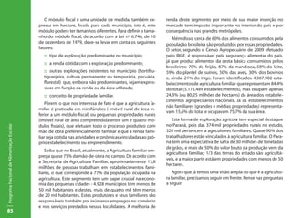 85
ProgramaNacionaldeAlimentaçãoEscolar
O módulo fiscal é uma unidade de medida, também ex-
pressa em hectare, fixada para cada município, isto é, este
módulo poderá ter tamanhos diferentes. Para definir o tama-
nho do módulo fiscal, de acordo com a Lei nº 6.746, de 10
de dezembro de 1979, deve-se levar em conta os seguintes
fatores:
:: tipo de exploração predominante no município;
:: a renda obtida com a exploração predominante;
:: outras explorações existentes no município (hortifru-
tigranjeira, cultura permanente ou temporária, pecuária,
florestal) que, embora não predominantes, sejam expres-
sivas em função da renda ou da área utilizada;
:: conceito de propriedade familiar.
Pórem, o que nos interessa de fato é que a agricultura fa-
miliar é praticada em minifúndios ( imóvel rural de área in-
ferior a um módulo fiscal) ou pequenas propriedades rurais
(imóvel rural de área compreendida entre um e quatro mó-
dulos fiscais), que efetuam todo o processo produtivo com
mão de obra preferencialmente familiar e que a renda fami-
liar seja obtida nas atividades econômicas vinculadas ao pró-
prio estabelecimento ou empreendimento.
Saiba que no Brasil, atualmente, a Agricultura familiar em-
prega quase 75% da mão-de-obra no campo. De acordo com
a Secretaria de Agricultura Familiar, aproximadamente 13,8
milhões de pessoas trabalham em estabelecimentos fami-
liares, o que corresponde a 77% da população ocupada na
agricultura. Este segmento tem um papel crucial na econo-
mia das pequenas cidades - 4.928 municípios têm menos de
50 mil habitantes e destes, mais de quatro mil têm menos
de 20 mil habitantes. Estes produtores e seus familiares são
responsáveis também por inúmeros empregos no comércio
e nos serviços prestados nessas localidades. A melhoria de
renda deste segmento por meio de sua maior inserção no
mercado tem impacto importante no interior do país e por
consequência nas grandes metrópoles.
Além disso, cerca de 60% dos alimentos consumidos pela
população brasileira são produzidos por essas propriedades.
O setor, segundo o Censo Agropecuário de 2009 efetuado
pelo IBGE, é responsável pela segurança alimentar do país,
já que produz alimentos da cesta básica consumidos pelos
brasileiros: 70% do feijão, 87% da mandioca, 58% do leite,
59% do plantel de suínos, 50% das aves, 30% dos bovinos
e, ainda, 21% do trigo. Foram identificados 4.367.902 esta-
belecimentos de agricultura familiar que representam 84,4%
do total (5.175.489 estabelecimentos), mas ocupam apenas
24,3% (ou 80,25 milhões de hectares) da área dos estabele-
cimentos agropecuários nacionais. Já os estabelecimentos
não familiares (grandes e médias propriedades) representa-
vam 15,6% do total e ocupavam 75,7% da sua área.
Esta forma de exploração agrícola tem especial destaque
no Paraná, pois das 374 mil propriedades rurais no estado,
320 mil pertencem a agricultores familiares. Quase 90% dos
trabalhadores estão vinculados à agricultura familiar. O Para-
ná tem uma expectativa de safra de 30 milhões de toneladas
de grãos, e mais de 50% do valor bruto da produção vem da
agricultura familiar; 1/3 das terras do estado são agricultá-
veis, e a maior parte está em propriedades com menos de 50
hectares.
Agora que já temos uma visão ampla do que é a agricultu-
ra familiar, precisamos seguir em frente. Pense nas perguntas
a seguir:
 