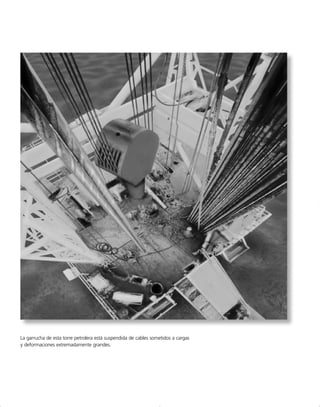 Y  440 MPa, el material se comporta elásticamente. El
módulo de elasticidad es
Resp.
Contracción del diámetro. Primero determinamos la relación de
Poisson para el material usando la ecuación 3-11.
Como long  0.00480 mm/mm, entonces por la ecuación 3-9,
La contracción del diámetro es por lo tanto
Resp.
= 0.0415 mm
d¿ = 10.001662125 mm2
Plat = -0.00166 mmmm
0.346 =
Plat
0.00480 mmmm
n =
Plat
Plong
n = 0.346
26 GPa =
70.0 GPa
211 + n2
G =
E
211 + n2
Eal =
s
P
=
336.11106
2 Pa
0.00480
= 70.0 GPa
P =
d
L
=
1.20 mm
250 mm
= 0.00480 mmmm
s =
P
A
=
1651103
2 N
1p4210.025 m22
= 336.1 MPa
SECCIÓN 3.7 El diagrama de esfuerzo-deformación unitaria en cortante • 111
d
L
165 kN
165 kN
0
0
Fig. 3-26
 