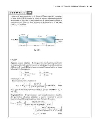 154 • CAPÍTULO 4 Carga axial
4.6 Esfuerzo térmico
Un cambio de temperatura puede ocasionar que un material cambie sus
dimensiones. Si la temperatura aumenta, generalmente un material se
dilata, mientras que si la temperatura disminuye, el material se contrae.
Ordinariamente esta dilatación o contracción está linealmente relaciona-
da con el incremento o disminución de temperatura que se presenta. Si
éste es el caso y el material es homogéneo e isotrópico, se ha encontra-
do experimentalmente que la deformación de un miembro de longitud
L puede calcularse usando la fórmula:
(4-4)
donde,
  propiedad del material llamada coeficiente lineal de dilatación
térmica. Las unidades miden deformación unitaria por grado de
temperatura. Ellas son 1/°F (Fahrenheit) en el sistema inglés y
1/°C (Celsius) o 1/°K (Kelvin) en el sistema SI. Los valores comu-
nes se dan en la cubierta interior posterior del libro
T  cambio algebraico en la temperatura del miembro
L  longitud original del miembro
T  cambio algebraico en la longitud del miembro
Si el cambio de temperatura varía sobre toda la longitud del miembro,
esto es,T  T (x),o si  varía a lo largo de la longitud,entonces la ecua-
ción 4-4 es aplicable para cada segmento de longitud dx. En este caso, el
cambio en la longitud del miembro es:
(4-5)
El cambio en longitud de un miembro estáticamente determinado pue-
de calcularse fácilmente con las ecuaciones 4-4 o 4-5, ya que el miembro
tiene libertad de dilatarse o contraerse cuando experimenta un cambio
de temperatura. Sin embargo, en un miembro estáticamente indetermina-
do esos desplazamientos térmicos pueden estar restringidos por los so-
portes, lo que produce esfuerzos térmicos que deben ser considerados en
el diseño.
El cálculo de esos esfuerzos térmicos puede efectuarse usando los mé-
todos delineados en las secciones previas.Los siguientes ejemplos ilustran
algunas aplicaciones.
dT = 
L
0
a ¢T dx
dT = a¢TL
La mayoría de los puentes se diseñan con
juntas de expansión para permitir el mo-
vimiento térmico de la superficie de ro-
damiento y evitar así esfuerzos por cam-
bio de temperatura.
04-Hibbeler 30/8/56 10:52 AM Página 154
 