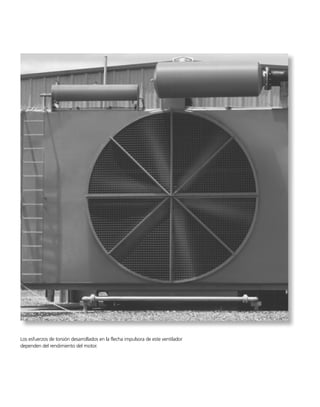 Como AC es 0.03 pie más largo que AB, vemos en la figura 4-30d
que la compatibilidad en los desplazamientos de los extremos B y C
requiere que:
AB=0.03 pie+AC (2)
El módulo de elasticidad, figura 4-30b, es Eac  50 klb/pulg2
/0.0017 
29.4(103
) klb/pulg2
. Como éste es un análisis elástico lineal, la rela-
ción carga-desplazamiento está dada por   PL/AE, por lo que:
Resolviendo las ecuaciones 1 y 3, obtenemos:
TAB=2.60 klb
TAC=0.400 klb
El esfuerzo en el alambre AB es entonces:
Este esfuerzo es mayor que el esfuerzo elástico máximo permisible
(Y  50 klb/pulg2
) por lo que el alambre AB se plastifica y soporta su
carga máxima de:
TAB=50 klb/pulg2
(0.05 pulg2
)=2.50 klb Resp.
De la ecuación 1,
TAC=0.500 klb Resp.
Advierta que el alambre AC permanece elástico, ya que el esfuerzo
en el alambre AC  0.500 klb/0.05 pulg2
 10 klb/pulg2
 50 klb/pulg2
.
La deformación unitaria elástica correspondiente se determina por pro-
porción, figura 4-30b; esto es,
El alargamiento de AC es entonces:
AC=(0.000340)(20.03 pies)=0.00681 pie Resp.
Aplicando la ecuación 2, el alargamiento de AB es entonces:
AB=0.03 pie+0.00681 pie=0.0368 pie Resp.
PAC = 0.000340
PAC
10 klb/pulg2
=
0.0017
50 klb/pulg2
sAB =
2.60 klb
0.05 pulg2
= 52.0 klb/pulg2
SECCIÓN 4.8 Deformación axial inelástica • 171
(3)
20.00TAB = 44.11 + 20.03TAC
TAB120.00 pies2112 pulgpie2
10.05 pulg22[29.411032 klb/pulg2]
= 0.03 pie 112 pulgpie2 +
TAC120.03 pies2112 pulgpie2
10.05 pulg22[29.411032 klb/pulg2]
Posición final
B
C
δAC
AC
δAB = 0.03 pie +δ
(d)
Posición inicial
A
20.00 pies 20.03 pies
04-Hibbeler 30/8/56 10:52 AM Página 171
 