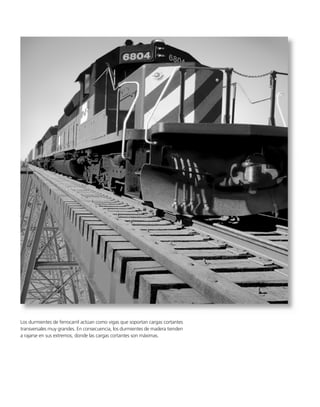 *6.8 Vigas curvas
SECCIÓN 6.8 Vigas curvas • 333
El esfuerzo de flexión en este gancho de
grúa puede ser estimado usando la fórmula
de la viga curva.
M M
O'
R
r
–
r
y
R
r –
r
e
N A
y
C
dA
(a)
Centroide
Eje neutro
Elemento de área dA
Fig. 6-44
La fórmula de la flexión es aplicable a miembros prismáticos rectos, ya
que, como se mostró antes, para miembros rectos la deformación unitaria
normal varía linealmente desde el eje neutro. Sin embargo, si el miembro
es curvo esta hipótesis no es correcta,por lo que debemos desarrollar otra
ecuación que describa la distribución del esfuerzo. En esta sección consi-
deraremos el análisis de una viga curva, es decir, de un miembro con eje
curvo y sometido a flexión. Ejemplos típicos incluyen ganchos y eslabo-
nes de cadenas. En todos los casos, los miembros no son delgados pero
tienen una curva aguda y las dimensiones de sus secciones transversales
son grandes comparadas con sus radios de curvatura.
En el análisis se supone que la sección transversal es constante y tiene
un eje de simetría perpendicular a la dirección del momento aplicado M,
figura 6-44a. Se supone además que el material es homogéneo e isotrópi-
co y que se comporta de manera elastoplástica cuando se aplica la carga.
Como en el caso de una viga recta, supondremos para una viga curva que
las secciones transversales del miembro permanecen planas después de
aplicado el momento. Además, cualquier distorsión de la sección trans-
versal dentro de su propio plano será despreciada.
Para efectuar el análisis, tres radios, medidos desde el centro de curva-
tura O
 del miembro, se identifican en la figura 6-44a, y son: r
, que define
la posición conocida del centroide de la sección transversal; R, que define la
posición aún no determinada del eje neutro,y r,que localiza un punto arbi-
trario o elemento de área dA sobre la sección transversal. Note que el eje
neutro se encuentra dentro de la sección transversal, ya que el momento
M genera compresión en las fibras superiores de la viga y tensión en sus
fibras inferiores, y por definición, el eje neutro es una línea de esfuerzo y
deformación unitaria nulos.
 