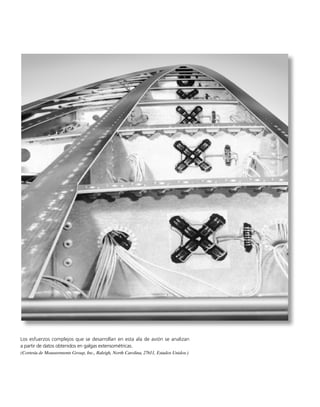 444 • CAPÍTULO 8 Cargas combinadas
8 kN
A
B
3 m
100 mm
10 mm
10 mm
40 mm
25 mm
20 mm
10 mm
40 mm
Prob. 8-35
P
P
R
r
2
Prob. 8-37
12 pies
5 pies
16 pies
A
B
D
C
1.8 klb/pie
1.5 pulg
6 pulg
1 pulg
3 pulg 3 pulg
E
A
B
Prob. 8-36
25 mm
40 mm
40 mm
P
P
a
Prob. 8-38
8-35. La viga en voladizo se usa para soportar la carga de
8 kN. Determine el estado de esfuerzo en los puntos A y B
y esboce los resultados sobre elementos diferenciales lo-
calizados en cada uno de estos puntos.
8-37. El resorte está sometido a una fuerza P. Si supone-
mos que el esfuerzo cortante causado por la fuerza cortan-
te en cualquier sección vertical del alambre del resorte es
uniforme, demuestre que el esfuerzo cortante máximo en
el resorte es 
máx = P/A + PRr/J, donde J es el momento
polar de inercia del alambre del resorte y A es su área
transversal.
*8-36. La ménsula soporta una carga distribuida central-
mente aplicada de 1.8 klb/pie. Determine el estado de es-
fuerzo en los puntos A y B del miembro CD e indique los
resultados sobre un elemento de volumen localizado en
cada uno de esos puntos. Los pasadores en C y D están si-
tuados al nivel del eje neutro de la sección transversal.
8-38. La barra metálica está sometida a una fuerza axial
P = 7 kN. Su sección transversal original va a ser alterada
cortando una ranura circular en un lado de ella. Determine
la distancia a que la ranura puede penetrar en la sección
transversal de modo que el esfuerzo de tensión no exceda
el esfuerzo permisible perm = 175 MPa.Proponga una me-
jor manera de remover esta profundidad de material de
la sección transversal y calcule el esfuerzo de tensión para
ese caso. Desprecie los efectos de la concentración de es-
fuerzos.
08-Hibbeler 31/8/56 3:38 AM Página 444
 