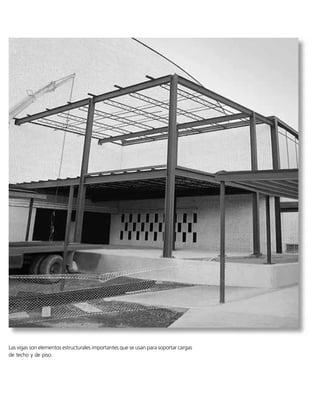 En el caso cuando uno de los esfuerzos principales en el plano tiene sig-
no contrario respecto al otro, entonces esos esfuerzos se representarán
por máx y mín, y el esfuerzo principal fuera del plano int 	 0, figura
9-30a. Los círculos de Mohr que describen este estado de esfuerzos, para
orientaciones de elemento respecto a cada eje coordenado, se ven en la
figura 9-30b. Es claro que en este caso
SECCIÓN 9.7 Esfuerzo cortante máximo absoluto • 495
(9-16)
Es importante el cálculo del esfuerzo cortante máximo absoluto, al di-
señar miembros hechos de materiales dúctiles, porque la resistencia del
material depende de su capacidad para resistir el esfuerzo cortante. Este
caso se seguirá describiendo en la sección 10.7.
σint = 0
σmáx
σmín
Esfuerzo plano x¿-y¿
(a)
Fig. 9-30
σmáx
σint
σmín
( )máx
( )máx
( )máx
σ
(b)
= 0
Esfuerzo cortante
máximo en plano y esfuerzo
cortante máximo absoluto
PUNTOS IMPORTANTES
• El estado general de esfuerzo tridimensional en un punto se pue-
de representar por un elemento orientado de tal manera que só-
lo actúen sobre él tres esfuerzos principales.
• A partir de esta orientación, se puede obtener la orientación del
elemento que represente el esfuerzo cortante máximo absoluto,
girando 45° al elemento, respecto al eje que define la dirección
de int.
• Si los esfuerzos principales en el plano tienen ambos el mismo
signo, el esfuerzo cortante máximo absoluto estará hacia afuera
del plano y tiene un valor  máx
abs 	 máx/2.
• Si los esfuerzos principales en el plano tienen signos contrarios,
el esfuerzo cortante máximo absoluto es igual al esfuerzo cortan-
te máximo en el plano; esto es,  máx
abs 	 (máx  mín)/2.
tabs
máx = 1tx′y′2máx =
smáx - smín
2
 