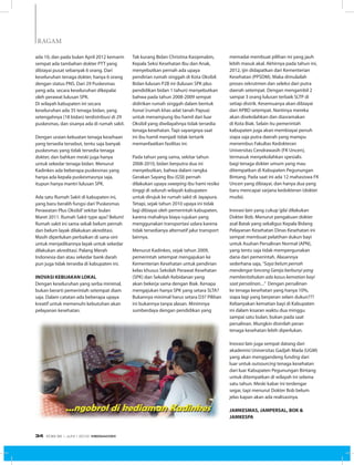 RAGAM
ada 10, dan pada bulan April 2012 kemarin
sempat ada tambahan dokter PTT yang
dibiayai pusat sebanyak 6 orang. Dari
keseluruhan tenaga dokter, hanya 6 orang
dengan status PNS. Dari 29 Puskesmas
yang ada, secara keseluruhan dikepalai
oleh perawat lulusan SPK.
Di wilayah kabupaten ini secara
keseluruhan ada 35 tenaga bidan, yang
setengahnya (18 bidan) terdistribusi di 29
puskesmas, dan sisanya ada di rumah sakit.
 
Dengan uraian kekuatan tenaga kesehaan
yang tersedia tersebut, tentu saja banyak
puskesmas yang tidak tersedia tenaga
dokter, dan bahkan meski juga hanya
untuk sekedar tenaga bidan. Menurut
Kadinkes ada beberapa puskesmas yang
hanya ada kepala puskesmasnya saja,
itupun hanya mantri lulusan SPK.
Ada satu Rumah Sakit di kabupaten ini,
yang baru beralih fungsi dari‘Puskesmas
Perawatan Plus Oksibil’sekitar bulan
Maret 2011. Rumah Sakit type apa? Belum!
Rumah sakit ini sama sekali belum pernah
dan belum layak dilakukan akreditasi.
Masih diperlukan perbaikan di sana-sini
untuk menjadikannya layak untuk sekedar
dilakukan akreditasi. Palang Merah
Indonesia dan atau sekedar bank darah
pun juga tidak tersedia di kabupaten ini.
 
INOVASI KEBIJAKAN LOKAL
Dengan keseluruhan yang serba minimal,
bukan berarti pemerintah setempat diam
saja. Dalam catatan ada beberapa upaya
kreatif untuk memenuhi kebutuhan akan
pelayanan kesehatan.
Tak kurang Bidan Christina Kasipmabin,
Kepala Seksi Kesehatan Ibu dan Anak,
menyebutkan pernah ada upaya
pendirian rumah singgah di Kota Oksibil.
Bidan lulusan P2B ini (lulusan SPK plus
pendidikan bidan 1 tahun) menyebutkan
bahwa pada tahun 2008-2009 sempat
didirikan rumah singgah dalam bentuk
honai (rumah khas adat tanah Papua)
untuk menampung ibu hamil dari luar
Oksibil yang diwilayahnya tidak tersedia
tenaga kesehatan. Tapi sayangnya saat
ini ibu hamil menjadi tidak tertarik
memanfaatkan fasilitas ini.
 
Pada tahun yang sama, sekitar tahun
2008-2010, bidan berputra dua ini
menyebutkan, bahwa dalam rangka
Gerakan Sayang Ibu (GSI) pernah
dilakukan upaya sweeping ibu hami resiko
tinggi di seluruh wilayah kabupaten
untuk dirujuk ke rumah sakit di Jayapura.
Tetapi, sejak tahun 2010 upaya ini tidak
lagi dibiayai oleh pemerintah kabupaten,
karena mahalnya biaya rujukan yang
menggunakan transportasi udara karena
tidak tersedianya alternatif jalur transport
lainnya.
 
Menurut Kadinkes, sejak tahun 2009,
pemerintah setempat mengajukan ke
Kementerian Kesehatan untuk pendirian
kelas khusus Sekolah Perawat Kesehatan
(SPK) dan Sekolah Kebidanan yang
akan bekerja sama dengan Biak. Kenapa
mengajukan hanya SPK yang setara SLTA?
Bukannya minimal harus setara D3? Pilihan
ini bukannya tanpa alasan. Minimnya
sumberdaya dengan pendidikan yang
memadai membuat pilihan ini yang jauh
lebih masuk akal. Akhirnya pada tahun ini,
2012, ijin didapatkan dari Kementerian
Kesehatan (PPSDM). Maka dimulailah
proses rekrutmen dan seleksi dari putra
daerah setempat. Dengan mengambil 2
sampai 3 orang lulusan terbaik SLTP di
setiap distrik. Kesemuanya akan dibiayai
dari APBD setempat. Nantinya mereka
akan disekolahkan dan diasramakan
di Kota Biak. Selain itu pemerintah
kabupaten juga akan membiayai penuh
siapa saja putra daerah yang mampu
menembus Fakultas Kedokteran
Universitas Cendrawasih (FK Uncen),
termasuk menyekolahkan spesialis
bagi tenaga dokter umum yang mau
ditempatkan di Kabupaten Pegunungan
Bintang. Pada saat ini ada 12 mahasiswa FK
Uncen yang dibiayai, dan hanya dua yang
baru mencapai sarjana kedokteran (dokter
muda).
 
Inovasi lain yang cukup‘gila’dilakukan
Dokter Bob. Menurut pengakuan dokter
asal Batak yang sekaligus Kepala Bidang
Pelayanan Kesehatan Dinas Kesehatan ini
sempat membuat pelatihan dukun bayi
untuk Asuhan Persalinan Normal (APN),
yang tentu saja tidak mempergunakan
dana dari pemerintah. Alasannya
sederhana saja, “Saya belum pernah
mendengar lonceng Gereja berbunyi yang
memberitahukan ada kasus kematian bayi
saat persalinan....” Dengan persalinan
ke tenaga kesehatan yang hanya 10%,
siapa lagi yang berperan selain dukun???
Kebanyakan kematian bayi di Kabupaten
ini dalam kisaran waktu dua minggu
sampai satu bulan, bukan pada saat
persalinan. Mungkin disinilah peran
tenaga kesehatan lebih diperlukan.
 
Inovasi lain juga sempat datang dari
akademisi Universitas Gadjah Mada (UGM)
yang akan menggandeng funding dari
luar untuk outsourcing tenaga kesehatan
dari luar Kabupaten Pegunungan Bintang
untuk ditempatkan di wilayah ini selama
satu tahun. Meski kabar ini terdengar
segar, tapi menurut Dokter Bob belum
jelas kapan akan ada realisasinya.
 
JAMKESMAS, JAMPERSAL, BOK &
JAMKESPA
EDISI 36 I JUNI I 2012 MEDIAKOM34
 