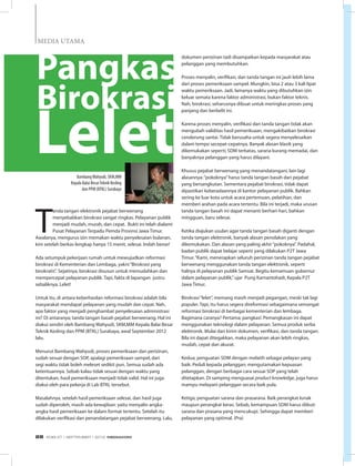 T
anda tangan elektronik pejabat berwenang
menyebabkan birokrasi sangat ringkas. Pelayanan publik
menjadi mudah, murah, dan cepat. Bukti ini telah dialami
Pusat Pelayanan Terpadu Pemda Provinsi Jawa Timur.
Awalanya, mengurus izin memakan waktu penyelesaian bulanan,
kini setelah berkas lengkap hanya 15 menit, selesai. Indah benar!
Ada setumpuk pekerjaan rumah untuk mewujudkan reformasi
birokrasi di Kementerian dan Lembaga, yakni“Birokrasi yang
birokratis”. Sejatinya, birokrasi disusun untuk memudahkan dan
mempercepat pelayanan publik. Tapi, fakta di lapangan justru
sebaliknya. Lelet!
Untuk itu, di antara keberhasilan reformasi birokrasi adalah bila
masyarakat mendapat pelayanan yang mudah dan cepat. Nah,
apa faktor yang menjadi penghambat penyelesaian administrasi
ini? Di antaranya; tanda tangan basah pejabat berwenang. Hal ini
diakui sendiri oleh Bambang Wahyudi, SKM,MM Kepala Balai Besar
Teknik Kesling dan PPM (BTKL) Surabaya, awal September 2012
lalu.
Menurut Bambang Wahyudi, proses pemeriksaan dan perizinan,
sudah sesuai dengan SOP, apalagi pemeriksaan sampel, dari
segi waktu tidak boleh meleset sedikit pun. Semua sudah ada
ketentuannya. Sebab kalau tidak sesuai dengan waktu yang
ditentukan, hasil pemeriksaan menjadi tidak valid. Hal ini juga
diakui oleh para pekerja di Lab BTKL tersebut.
Masalahnya, setelah hasil pemeriksaan selesai, dan hasil juga
sudah diperoleh, masih ada kewajiban: yaitu menyalin angka-
angka hasil pemeriksaan ke dalam format tertentu. Setelah itu
dilakukan verifikasi dan penandatangan pejabat berwenang. Lalu,
dokumen perizinan tadi disampaikan kepada masyarakat atau
pelanggan yang membutuhkan.
Proses menyalin, verifikasi, dan tanda tangan ini jauh lebih lama
dari proses pemeriksaan sampel. Mungkin, bisa 2 atau 3 kali lipat
waktu pemeriksaan. Jadi, lamanya waktu yang dibutuhkan izin
keluar semata karena faktor administrasi, bukan faktor teknis.
Nah, birokrasi, seharusnya dibuat untuk meringkas proses yang
panjang dan berbelit ini.
Karena proses menyalin, verifikasi dan tanda tangan tidak akan
mengubah validitas hasil pemeriksaan, mengakibatkan birokrasi
cenderung santai. Tidak berusaha untuk segera menyelesaikan
dalam tempo secepat-cepatnya. Banyak alasan klasik yang
dikemukakan seperti; SDM terbatas, sarana kurang memadai, dan
banyaknya pelanggan yang harus dilayani.
Khusus pejabat berwenang yang menandatangani, lain lagi
alasannya:“pokoknya”harus tanda tangan basah dari pejabat
yang bersangkutan. Sementara pejabat birokrasi, tidak dapat
dipastikan keberadaannya di kantor pelayanan publik. Bahkan
sering ke luar kota untuk acara pertemuan, pelatihan, dan
memberi arahan pada acara tertentu. Bila ini terjadi, maka urusan
tanda tangan basah ini dapat menanti berhari-hari, bahkan
mingguan, baru selesai.
Ketika diajukan usulan agar tanda tangan basah diganti dengan
tanda tangan elektronik, banyak alasan penolakan yang
dikemukakan. Dan alasan yang paling akhir“pokoknya”. Padahal,
badan publik dapat belajar seperti yang dilakukan P2T Jawa
Timur.“Kami, menerapkan seluruh perizinan tanda tangan pejabat
berwenang menggunakan tanda tangan elektronik, seperti
halnya di pelayanan publik Samsat. Begitu kemamuan gubernur
dalam pelayanan publik,”ujar Pung Karnantohadi, Kepala P2T
Jawa Timur.
Birokrasi“lelet”, memang masih menjadi pegangan, meski tak lagi
populer. Tapi, itu harus segera direformasi sebagaimana semangat
reformasi birokrasi di berbagai kementerian dan lembaga.
Bagimana caranya? Pertama; pangkas!. Pemangkasan ini dapat
menggunakan teknologi dalam pelayanan. Semua produk serba
elektronik. Mulai dari kirim dokumen, verifikasi, dan tanda tangan.
Bila ini dapat ditegakkan, maka pelayanan akan lebih ringkas,
mudah, cepat dan akurat.
Kedua; penguatan SDM dengan melatih sebagai pelayan yang
baik. Peduli kepada pelanggan, mengutamakan kepuasan
pelanggan, dengan berbagai cara sesuai SOP yang telah
ditetapkan. Di samping menguasai product knowledge, juga harus
mampu melayani pelanggan secara baik pula.
Ketiga; penguatan sarana dan prasarana. Baik perangkat lunak
maupun perangkat keras. Sebab, kemampuan SDM harus diikuti
sarana dan prasana yang mencukupi. Sehingga dapat memberi
pelayanan yang optimal. (Pra)
Pangkas
Lelet
Birokrasi
MEDIA UTAMA
BambangWahyudi, SKM,MM
Kepala Balai BesarTeknik Kesling
dan PPM (BTKL) Surabaya
EDISI 37 I SEPTEMBER I 2012 MEDIAKOM28
 