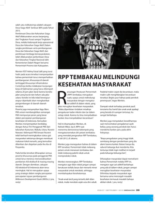 R
ancangan Peraturan Pemerintah
( RPP) tembakau merupakan
suatu upaya untuk melindungi
masyarakat dengan mengatur
zat adiktif di dalam rokok, yang
jelas merugikan kesehatan masyarakat.
“Maka diperlukan tindakan misalnya
pengukuran kadar nikotin dan tar dalam
setiap rokok. Karena itu bisa menyebabkan
kanker, bisa menyebabkan kecanduan”.
Hal ini disampaikan Menkes, dr.
Nafsiah Mboi, Sp.A, MPH saat
menerima demonstrasi kelompok yang
mengatasnamakan diri petani tembakau
yang menolak pengesahan RPP Tembakau,
4 Juli 2012, di Jakarta.
Menkes juga menegaskan bahwa di dalam
RPP tersebut, Pemerintah tidak melarang
petani untuk menanam tembakau dan
tidak melarang pabrik rokok untuk
memproduksi rokok.
Menkes menerangkan, RPP Tembakau
mengatur agar iklan rokok jangan sampai
berukuran terlalu besar dan menarik minat
masyarakat untuk merokok, sehingga
membahayakan kesehatannya.
“Anak-anak kecil yang tertarik oleh iklan
rokok, mulai merokok sejak usia dini sekali.
Padahal makin cepat dia kecanduan, maka
makin sulit menghilangkan kecanduan
tersebut. Begitu pun halnya pada perokok
perempuan”, tegas Menkes.
Dampak rokok terhadap perokok pasif,
terutama ibu hamil dan anak-anak apalagi
yang berada di ruangan tertutup, itu
sangat berbahaya.
Menkes juga menyatakan kesedihannya
saat menceritakan pengalaman ayah
beliau yang seorang perokok dan harus
menderita kanker paru pada akhir
hidupnya.
“Biaya pengobatan yang tinggi tidak
seimbang dengan penderitaan yang dia
alami karena kanker. Bukan hanya dia,
seluruh keluarga ikut menderita. Kita
tentunya tidak ingin melihat ini terjadi
pada keluarga-keluarga lain”,
Diharapkan masyarakat dapat memahami
bahwa Pemerintah melalui RPP ini,
mengatur agar zat adiktif berbahaya
yang ada di dalam rokok, jangan sampai
merugikan kesehatan masyarakat.
Dihimbau kepada masyarakat agar
bersama-sama mencegah masalah
kesehatan termasuk masalah bahaya
akibat rokok. ( pra, resty)
RPPTEMBAKAU Melindungi
Kesehatan Masyarakat
salah satu indikatornya adalah cakupan
Desa Siaga Aktif berkisar 80% pada Tahun
2015.
Pembinaan Desa dan Kelurahan Siaga
Aktif dilaksanakan secara berjenjang
dari Tingkatan Pusat sampai Tingkatan
Desa, melalui kelompok kerja operasional
Desa dan Kelurahan Siaga Aktif. Dalam
rangka pembinaan serta pembangunan
Desa dan Kelurahan Siaga Aktif, dan
pembinaan lembaga kemasyarakatan,
telah dilaksanakan perlombaan Desa
dan Kelurahan Tingkat Nasional oleh
Kementerian Dalam Negeri bersama
Pemerintah Provinsi dan Kabupaten.
Menteri PDT Helmy Faisal Jalil yang turut
hadir pada acara tersebut menyampaikan
bahwa pemerintah terus memperhatikan
pembangunan, khususnya di daerah
tertinggal, khususnya infrastrukstur.
Contohnya ketika melakukan kunjungan
kerja di Kalimantan yang harus ditempuh
selama 20 jam jalan darat karena kondisi
jalan yang buruk dan belum ada jalur
udara. Kondisi ini bila tidak berangsur-
angsur diperbaiki akan menghambat
pengembangan di daerah-daerah
tersebut.
Peserta juga menyanyikan lagu Mars
PKK untuk membangkitkan semangat.
PKK mempunyai peran yang besar
dalam percepatan pembangunan
kesehatan di Indonesia. Kemudian
Menkes menyempatkan berdialog
dengan Ketua Tim Penggerak PKK dari
kelurahan Kasturian, Maluku Utara, Nuraini
Nawawi. Kelompok PKK binaan Nuraini
telah berhasil meningkatkan status gizi
masyarakat sekitarnya dengan membuat
makanan lokal menarik, yang kemudian
diberikan dan diajarkan pada ibu-ibu di
Posyandu.
Pada lomba tersebut diharapkan semua
peserta khususnya pada penggerak PKK
untuk terus menerus mensosialisasikan
pemberian ASI eksklusif di masing-masing
daerah. Dengan demikian, cakupan
ASI ekskslusif di Indonesia akan terus
meningkat. Hal ini merupakan upaya
yang strategis dalam rangka percepatan
pencapaian tujuan pembangunan
Millenium Development Goals (MDGs.).( pra,
resty)
EDISI 37 I SEPTEMBER I 2012 MEDIAKOM 39
 