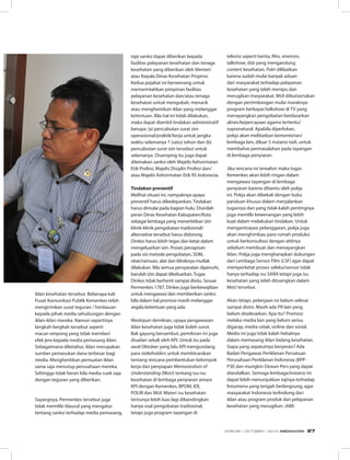 iklan kesehatan tersebut. Beberapa kali
Pusat Komunikasi Publik Kemenkes telah
mengirimkan surat teguran / himbauan
kepada pihak media sehubungan dengan
iklan-iklan mereka. Namun sepertinya
langkah-langkah tersebut seperti
macan ompong yang tidak memberi
efek jera kepada media pemasang iklan.
Sebagaimana diketahui, iklan merupakan
sumber pemasukan dana terbesar bagi
media. Menghentikan pemuatan iklan
sama saja menutup perusahaan mereka.
Sehingga tidak heran bila media cuek saja
dengan teguran yang diberikan.
Sayangnya, Permenkes tersebut juga
tidak memiliki klausul yang mengatur
tentang sanksi terhadap media pemasang,
tapi sanksi dapat diberikan kepada
fasilitas pelayanan kesehatan dan tenaga
kesehatan yang diberikan oleh Menteri
atau Kepala Dinas Kesehatan Propinsi.
Kedua pejabat ini berwenang untuk
memerintahkan pimpinan fasilitas
pelayanan kesehatan dan/atau tenaga
kesehatan untuk mengubah, menarik
atau menghentikan iklan yang melanggar
ketentuan. Bila hal ini tidak dilakukan,
maka dapat diambil tindakan administratif
berupa: (a) pencabutan surat izin
operasional/praktik/kerja untuk jangka
waktu selamanya 1 (satu) tahun dan (b)
pencabutan surat izin tersebut untuk
selamanya. Disamping itu juga dapat
dikenakan sanksi oleh Majelis Kehormatan
Etik Profesi, Majelis Disiplin Profesi dan/
atau Majelis Kehormatan Etik RS Indonesia.
Tindakan preventif
Melihat situasi ini, nampaknya upaya
preventif harus dikedepankan. Tindakan
harus dimulai pada bagian hulu. Disinilah
peran Dinas Kesehatan Kabupaten/Kota
sebagai lembaga yang menerbitkan izin
klinik-klinik pengobatan tradisional/
alternative tersebut harus didorong.
Dinkes harus lebih tegas dan ketat dalam
mengeluarkan izin. Proses penapisan
pada sisi metode pengobatan, SDM,
obat/ramuan, alat dan kliniknya mutlak
dilakukan. Bila semua persyaratan dipenuhi,
barulah izin dapat dikeluarkan. Tugas
Dinkes tidak berhenti sampai disitu. Sesuai
Permenkes 1787, Dinkes juga berkewajiban
untuk mengawasi dan memberikan sanksi
bila dalam hal promosi masih melanggar
segala ketentuan yang ada.
Meskipun demikian, upaya pengawasan
iklan kesehatan juga tidak boleh surut.
Bak gayung bersambut, pemikiran ini juga
disadari sekali oleh KPI. Untuk itu pada
awal Oktober yang lalu KPI mengundang
para stakeholders untuk membicarakan
tentang rencana pembentukan kelompok
kerja dan penyiapan Memorandum of
Understanding (MoU) tentang isu-isu
kesehatan di lembaga penyiaran antara
KPI dengan Kemenkes, BPOM, IDI,
POLRI dan MUI. Materi isu kesehatan
tentunya lebih luas lagi dibandingkan
hanya soal pengobatan tradisional,
tetapi juga program tayangan di
televisi seperti berita, film, sinetron,
talkshow, dsb yang mengandung
content kesehatan. Polri dilibatkan
karena sudah mulai banyak aduan
dari masyarakat terhadap pelayanan
kesehatan yang telah menipu dan
merugikan masyarakat. MUI diikutsertakan
dengan pertimbangan mulai maraknya
program berbayar/talkshow di TV yang
menayangkan pengobatan berdasarkan
aliran/kepercayaan agama tertentu/
supranatural. Apabila diperlukan,
pokja akan melibatkan kementerian/
lembaga lain, diluar 5 instansi tadi, untuk
membahas permasalahan pada tayangan
di lembaga penyiaran.
Jika rencana ini terealisir maka tugas
Kemenkes akan lebih ringan dalam
mengawasi tayangan di lembaga
penyiaran karena dibantu oleh pokja
ini. Pokja akan dibekali dengan buku
panduan khusus dalam menjalankan
tugasnya dan yang tidak kalah pentingnya
juga memilki kewenangan yang lebih
kuat dalam melakukan tindakan. Untuk
mengantisipasi pelanggaran, pokja juga
akan menghimbau para rumah produksi
untuk berkonsultasi dengan ahlinya
sebelum membuat dan menayangkan
iklan. Pokja juga mengharapkan dukungan
dari Lembaga Sensor Film (LSF) agar dapat
memperketat proses seleksi/sensor tidak
hanya terhadap isu SARA tetapi juga isu
kesehatan yang telah dituangkan dalam
MoU tersebut.
Akan tetapi, pekerjaan ini belum selesai
sampai disini. Masih ada PR lain yang
belum diselesaikan. Apa itu? Promosi
melalui media lain yang belum serius
digarap, media cetak, online dan sosial.
Media ini juga tidak kalah hebatnya
dalam memasang iklan bidang kesehatan.
Siapa yang sepatutnya berperan? Ada
Badan Pengawas Periklanan Persatuan
Perusahaan Periklanan Indonesia (BPP-
P3I) dan mungkin Dewan Pers yang dapat
diandalkan. Semoga lembaga/instansi ini
dapat lebih menunjukkan tajinya terhadap
fenomena yang tengah berlangsung, agar
masyarakat Indonesia terlindung dari
iklan atau program produk dan pelayanan
kesehatan yang merugikan. (AM)
EDISI 38 I OKTOBER I 2012 MEDIAKOM 27
 