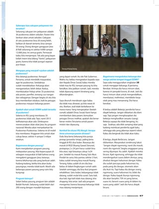 Seberapa luas cakupan pelayanan tim
tersebut?
Sekarang cakupan tim pelayanan adalah
36 puskesmas dalam sebulan. Pasien kita
berikan obat untuk sebulan. Cakupan
di satu puskesmas bisa 20 orang lebih,
bahkan di daerah tertentu bisa sampai
50 orang. Orang dengan gangguan jiwa
di Bali sekarang ini sekitar 9.000 sampai
12.000 jiwa. Ini semua gratis. Termasuk
kalau kita menjemput. Tak ada yang bayar.
Istilah intern kita bilang“Yantis”, pelayanan
gratis, karena kita tidak pungut sepeser
pun biaya.
Mengapa yang menjadi rujukan adalah
puskesmas?
Kita datangi puskesmas. Kenapa?
Pertama, untuk mendidik masyarakat,
agar ke puskesmas. Setidaknya
sudah mendekatkan. Keluarga akan
mengantarkan, lebih dekat. Kedua,
membiasakan hidup sehat. Di puskesmas
ada poster, pamflet, tentang cuci tangan
dan sebagainya. Dengan begitu di situ kita
bisa memberikan edukasi, baik ke petugas
puskesmas maupun keluarga pasien.
Apakah obat untuk ODMK sudah tersedia
di puskemas?
Selama ini RSJ yang membawa. Di
puskesmas tidak ada. Tapi, nanti 2013
kelihatannya akan ada. Dinkesprov
merencanakan obat-obat jiwa. Itu program
nasional. Mereka akan menyebarkan ke
Puskesmas-Puskesmas. Selama ini di mobil
kita membawa. Anggaran kita untuk obat
cukup besar, sekitar 4 sampai 5 milyar
setahun.
Bagaimana dengan pasung?
Kami menjalankan program pasung,
melepaskan pasung. Ada kepercayaan di
sebagian masyarakat di Bali bahwa orang
mengalami gangguan jiwa, katanya,
karena leluhurnya ada yang berbuat salah.
Kadang-kadang, ketika kita akan buka
pasungnya, mereka tidak kasih. Masih ada
beberapa pasien pasung yang rutin kita
kunjungi.
Program lainnya?
Selain bebas pasung, program lain adalah
Bedah Rumah. Sekarang sudah lebih dari
200 orang dengan masalah kejiwaan
yang dapat rumah. Itu ide Pak Gubernur.
Waktu itu, beliau mengatakan kepada saya
dan Kepala Dinas Sosial, kalau mereka
tidak mau ke RSJ, tempat pasung itu kita
betulkan, kita jadikan rumah. Jadi, mereka
tidak dipasung seperti binatang yang
dikandangkan.
Saya disuruh mendesain agar kalau
dia tidak mau dirawat, ya kita rawat di
situ. Biarkan, asal tidak berkeliaran ke
mana-mana. Yang mengerjakan (bedah
rumah) adalah Dinas Sosial. Kami hanya
memberikan data pasien, kemudian
petugas Dinsos melihat, apakah dia benar-
benar miskin.Terutama untuk pasien
miskin dan dipasung.
Kembali ke situasi RSJ Bangli, berapa
lama umumnya pasien dirawat?
Dulu bisa lama.Sekarang kita punya
protap (prosedur tetap), paling lama
tinggal di RSJ dua bulan. Biasanya dia
masuk di RGD (Ruang Gawat Darurat),
protapnya 2 x 24 jam harus sudah bisa
kita atasi, tapi biasanya cukup 1x24
jam. Setelah itu masuk Ruang Sub-Akut.
Pindah ke sana, kita pantau sekitar 3 hari,
kalau sudah tenang bisa masuk Ruang
Tenang. Kalau sudah di sini dia bisa
bebas di dalam lingkungan rumah sakit.
Setelah seminggu, dia bisa ikut program
rehabilitasi. Satu bulan, keluarganya tidak
datang, sudah mulai kita surati. Satu kali,
dua kali, tiga kali tidak mau datang, kita
dropping, kita antar. Jadi ada program
mengantar, karena biasanya keluarga tidak
mau datang menjemput.
Bagaimana mengedukasi keluarga dan
warga sekitar tempat tinggal ODMK?
Saya suka menggunakan singkatan 5B
untuk mengajari keluarga. B pertama,
Berobat. Artinya dia harus minum obat,
karena ini penyakit kronis, di otak. Jadi dia
harus minum obat untuk mengendalikan,
membatasi, melimitasi, memblokir kerja
otak yang mau menyerang. Dia harus
berobat.
B kedua adalah Bekerja; penderita harus
diajak bekerja. Jangan dibiarkan dia diam
saja. Tapi jangan mengharapkan dia
bekerja menghasilkan sesuatu (uang).
Bekerja supaya dia tidak bengong, itu
saja. Soalnya, ada efek samping obat yang
kadang membuat penderita agak kaku,
sehingga ada yang jalannya seperti robot.
Kalau dia bergerak dia tidak akan kaku.
B ketiga, diajak Berbicara. Jangan
didiamkan. Masyarakat cenderung takut.
“Jangan diajak ngomong, nanti dia marah,
nanti dia ngamuk,”begitu anggapan yang
sering dijumpai. Itu salah. Ajaklah mereka
bicara. Ajak ngomong, sehingga dia tidak
mendengarkan suara dalam dirinya, yang
disebut dengan halusinasi dengar. Kalau
dia sudah percaya pada halusinasi itu,
pada yang dia dengar, otomatis akan
dia ikuti itu. Tapi kalau dia dengar orang
ngomong, suara halusinasi itu tidak dia
dengar. Kalau bapak ibunya ngomong,
dia akan berpikir,“Oh ini yang benar,
suara ini, berarti suara yang di dalam itu
suara yang salah.”Jadi dia harus diajak
bicara.
Tenang di RuangTenang
EDISI 38 I OKTOBER I 2012 MEDIAKOM 57
 