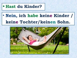 Er _________ Geige.spielt
 