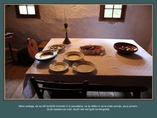 Mara razlaga, da so bili krožniki kovinski in iz porcelana, za ta veliko in za ta malo porcijo, pa jo prosim,
če jih razstavi po mizi, da jih vidi več ljudi na fotografiji.
 