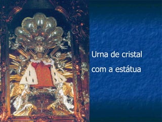 Urna de cristal com a estátua 