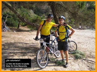 ¿Un voluntario? La foto del dueto no podía faltar En Cala Macarella. 