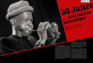 culture
… und immer
lebendiger
Das Südtirol Jazz Festival feiert
einen runden Geburtstag
Text Ewald Kontschieder
30 Jahre
Bis in die Achtzigerjahre führte der Jazz in Süd-
tirol ein Mauerblümchendasein. Nicht, dass ab
und an nicht ein wichtiger Jazzmusiker, ein gro-
ßes Konzertereignis im Kulturkalender standen.
Doch hatte der Jazz noch etwas vom Beige-
schmack einer schwer verdaulichen Musik, wurde
häufig mit dem lärmenden Free Jazz assoziiert.
Das konservative Publikum konnte der Musik we-
nig abgewinnen. Von den lokalen Medien wur-
de sie vielfach ignoriert. Trotzdem hatten viele
Südtiroler in den Achtzigern den Jazz bereits in
den Ohren. Und die Musik gefiel: Sowohl ZDF
(„Aktuelles Sportstudio“, seit 1965) als auch ORF
(„Panoptikum“, seit 1975) hatten als Kennmelodi-
en Jazziges laufen. Die RAI widmete sich ebenso
seit den Sechzigern dem Jazz.
Dennoch: Auch wenn der Ruf des wichtigsten
Südtiroler Jazzmusikers Franco D’Andrea bereits
in den Siebzigern im Mutterland des Jazz, in den
USA, angekommen war, erlebten progressive
Musiker noch viel Unverständnis im Lande. Nicht
zufällig spielte D’Andrea damals weltweit an vie-
len Orten, doch kaum in der Region.
Das änderte sich ab 1983 zusehends. Dann trat
nämlich der Bozner Verein Jazz Music Promotion
unter der Ägide von Nicola Ciardi an, der afro-
amerikanischen Musik in Südtirol ein jährliches
Podium zu bieten. Gleichzeitig hatte sich der
Jazz weltweit als anerkannte Musikform etab-
liert und seinen subversiven Stachel verloren.
Verdienst des rührigen Vereins war es, in einem
Festival vereint eine ganze Reihe der großen Na-
men nach Bozen zu holen. Darunter waren in den
ersten Jahren klingende US-Größen wie Gary
Burton, Steve Lacy, Don Cherry, Barry Altschul,
CULTURE
 