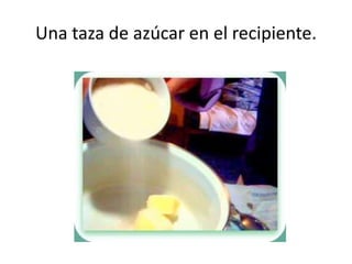 Una taza de azúcar en el recipiente.