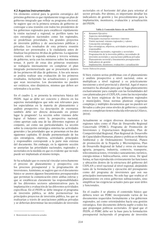 214
4.2 Aspectos instrumentales
Un elemento central para la gestión estratégica del
próximo gobierno es que rápidamente tenga un plan de
gobierno integrado que refleje su programa electoral.
Se sugiere que en la primera semana de gobierno se
convoque a una reunión con todos los presidentes de
los gobiernos regionales para establecer rápidamente
la visión nacional y regional, se perfilen tanto los
ejes estratégicos nacionales como los regionales,
se predefinan prioridades, los grandes proyectos
de inversión pública y de asociaciones públicas y
privadas. Los resultados de esta primera reunión
deberían ser presentados a la ciudadanía antes de
finalizar los primeros 30 días de gobierno. La siguiente
reunión, entre la segunda semana y tercera semana
de gobierno, sería con los ministros sobre los mismos
temas. A partir de estas dos primeras reuniones
se trabajaría intensamente en completar el plan
integrado pormenorizado que se presentaría dentro
de los primeros 60 días de gobierno. A los seis meses
se podría realizar una evaluación de los primeros
resultados, incluyendo las actualizaciones y ajustes
que sean necesarios. Los documentos no pueden
ser estáticos, sino dinámicos, mismos que deben ser
orientados a la acción.
En el cuadro 2, se presenta la estructura básica del
PEDN. Aquí se debe ser concreto y directo en los
aspectos metodológicos que solo son relevantes para
los especialistas en la materia de planeamiento y
análisis prospectivo. La descripción de escenarios
también debe ser directa destacando en primer
lugar la prognosis4
. La sección sobre visiones debe
lograr el balance entre la perspectiva nacional,
cómo aportan cada una de las diferentes regiones al
conjunto, así como sus particularidades. La sección
sobre la concepción estratégica sintetiza las actividades
generales y las prioridades que se presentan en los dos
siguientes capítulos. El detalle pormenorizado de los
ejes estratégicos, objetivos, actividades principales
y responsables corresponde a la parte más extensa
del documento. Sin embargo, en la siguiente sección
se anotarían las prioridades nacionales, regionales y
sectoriales en la medida en que es evidente que no todo
puede ser implantado al mismo tiempo.
Se ha señalado que es esencial vincular estrechamente
el proceso de planeamiento y prospectiva con
los procesos presupuestal y la programación de
inversiones. Asimismo, se sugiere que en el documento
básico se anoten algunos lineamientos presupuestales
que permitan la comunicación entre ambas esferas y
que se establezcan claramente las responsabilidades
de los diferentes sectores administrativos para la
implantación y evaluación de las diferentes actividades
específicas. En el PEDN se debe integrar el programa
de inversión pública, se debe pormenorizar los
principales proyectos de inversión pública, los que se
realizarían a través de asociaciones públicas privadas
y se deberían determinar las necesidades de inversión
4  Manteniendo las tendencias actuales
sectoriales en el horizonte del plan para orientar al
sector privado. Por último, es importante detallar los
indicadores de gestión y los procedimientos para la
implantación, monitoreo, evaluación y actualización
del PEDN.
Tabla 2: Contenido básico de un PEDN
•	 Resumen Ejecutivo
•	 Aspectos metodológicos
•	 Principales escenarios externos e internos
•	 Visión nacional, visiones regionales y valores
•	 Concepción estratégica
•	 Ejes estratégicos, objetivos, actividades principales y
responsables
•	 Prioridades nacionales, regionales y sectoriales
•	 Programación de la inversión pública, necesidades de
inversión sectoriales y asociaciones públicas-privadas
•	 Planeamiento sectorial y lineamientos presupuestales
•	 Indicadores de gestión
•	 Implantación, monitoreo, evaluación y actualización
Fuente: Elaboración propia.
Si bien existen serios problemas con el planeamiento
y análisis prospectivo a nivel nacional, estos se
multiplican a nivel regional y es prácticamente
inexistente a nivel provincial y distrital. Aquí el marco
normativo ha abonado para que se haga planeamiento
exclusivamente para cumplir con las formalidades del
caso planteadas por el CEPLAN, como las incorporadas
en las leyes orgánicas de los gobiernos regionales
y municipales. Estas normas plantean exigencias
complejas y múltiples documentos que no pueden ser
llevados a cabo por estos niveles de gobierno y cuando
estos se completan tienen reducida relevancia (Alarco,
2014).
Actualmente se exigen diversos documentos a las
regiones tales como el Plan de Desarrollo Regional
Concertado (PDRC), Programa de Promoción de
Inversiones y Exportaciones Regionales, Plan de
Competitividad Regional, Plan Regional de Desarrollo
de Capacidades Humanas, planes y políticas en Materia
Ambiental y de Ordenamiento Territorial, Planes
de promoción de la Pequeña y Microempresa, Plan
de Desarrollo Regional de Salud y otros en materias
agraria, pesquera, industria, comercio, transporte,
telecomunicaciones, vivienda y saneamiento, turístico,
energía-minas e hidrocarburos, entre otros. De igual
forma, se han reproducido erróneamente las funciones
y ubicación dentro de la estructura del gobierno del
CEPLAN a nivel nacional al nivel regional, alejándolo
tanto de la formulación y ejecución del presupuesto
como del programa de inversiones que son sus
principales instrumentos. No solo hay que reubicar el
planeamiento en estos gobiernos subnacionales, sino
simplificar las exigencias actuales para que sean útiles
y funcionales.
En el cuadro 3 se plantea el contenido básico que
debiera tener un PDRC incorporando varios de los
documentos requeridos formalmente a los gobiernos
regionales, así como orientándolos hacia una gestión
estratégica. Este documento debería suplir a todos los
que propongan políticas sectoriales. Al igual que el
PEDN, el PDRC debe ser la base para la formulación
presupuestal incluyendo el programa de inversión
 