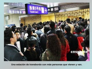 Una estación de transbordo con más personas que vienen y van.
 