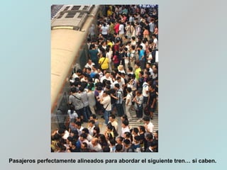 .
Pasajeros perfectamente alineados para abordar el siguiente tren… si caben.
 