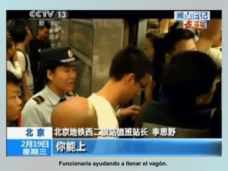 Funcionaria ayudando a llenar el vagón.
 