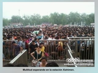 Multitud esperando en la estación Xizhimen.
 