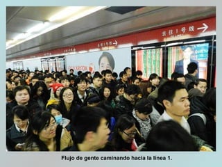 Flujo de gente caminando hacia la línea 1.
 