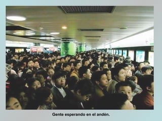 Gente esperando en el andén.
 