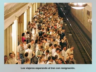 Los viajeros esperando al tren con resignación.
 
