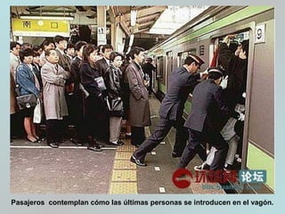 Pasajeros contemplan cómo las últimas personas se introducen en el vagón.
 