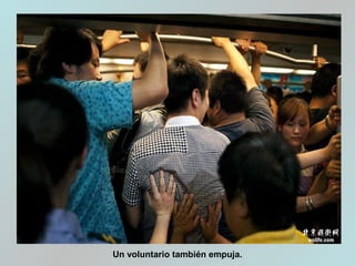 Un voluntario también empuja.
 