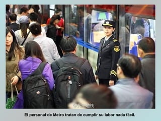 El personal de Metro tratan de cumplir su labor nada fácil.
 