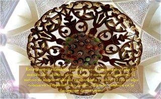 Esta mezquita también posee la mayor lámpara de araña del mundo, de industria alemana, de 10 metros de diámetro, 15 metros de altura, realizada en oro, plata y cobre. El oro es algo común en su esplendoroso diseño, utilizado  también en la decoración de sus torres 