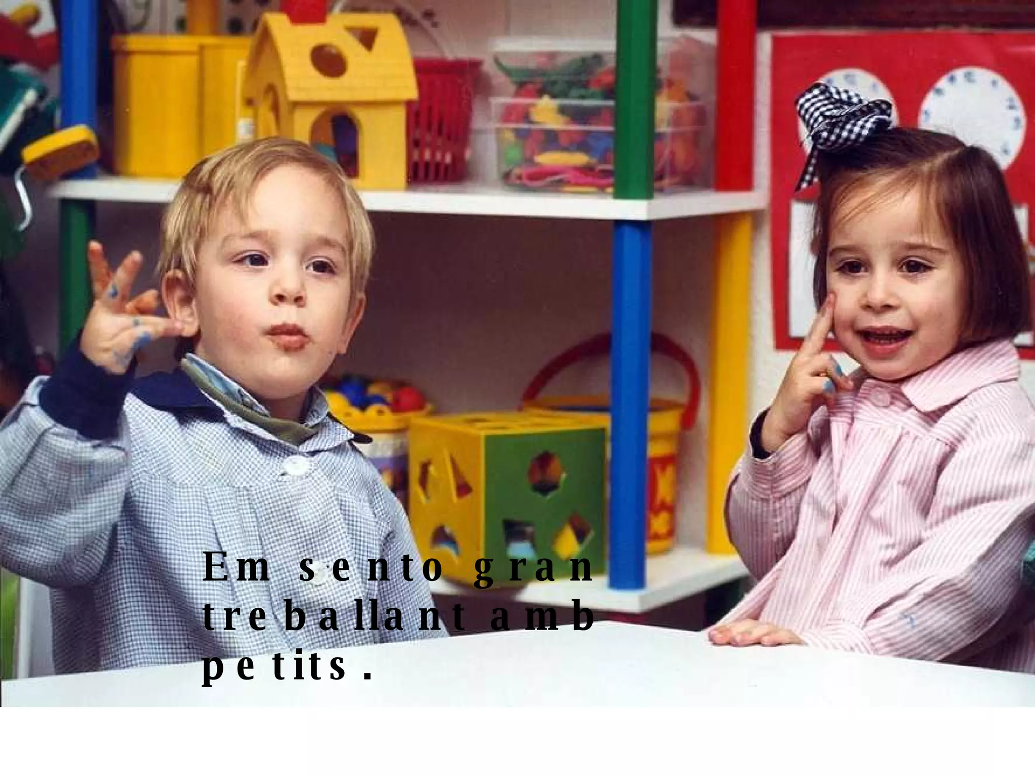 Em sento gran treballant amb  petits. 