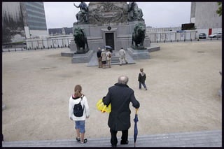 Old man at the momnument of the unknown soldier Brussels