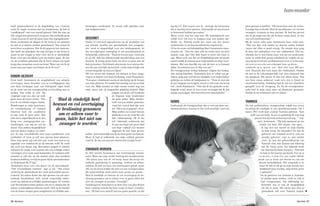 heeft gespecialiseerd in de begeleiding van vrouwen
zoals ik: single vrouwen met een kinderwens. Ik heb al
‘rondkijkend’ veel over mezelf geleerd. Ook dat niet op
alle vragen een antwoord is te geven, bijvoorbeeld op de
vraag waarom ik niet de juiste man ben tegengekomen.
Soms overkomen de dingen in het leven je nu eenmaal
en niet al je doelen worden gerealiseerd. Dat moest ik
eerst leren accepteren. Dat ik dit gegeven kon aanvaar-
den heeft me geholpen om nóg steviger in het leven te
staan en dat zorgde er weer voor dat ik er uiteindelijk
klaar voor was om alleen voor een kind te gaan. Ik was
tot de conclusie gekomen dat ik liever alleen een kind
kreeg dan misschien nooit een kind. Want wat als ik de
juiste man pas tegen zou komen als ik 45 was?”
DONOR GEZOCHT
Even heeft Annemarie de mogelijkheid van adoptie
overwogen, maar daarmee zou ze voorbijgegaan zijn
aan haar verlangen naar een biologisch eigen kind
en de wens om een zwangerschap en bevalling mee te
maken. Dat wilde ze niet. De
volgende stap was dus op zoek
gaan naar de juiste donor. “Die
kon ik via allerlei wegen vinden.
Rondvragen in mijn kennissen-
en vriendenkring of iemand
interesse had om zaaddonor
te zijn vond ik geen optie. Dat
leek me te ingewikkeld en ik was
bang voor onuitgesproken ver-
wachtingen, van mij én van de
donor. Een andere mogelijkheid
was een donor zoeken via inter-
net. Er zijn verschillende sites waar zaaddonors zich
aanbieden of waar je zelf een oproep kunt plaatsen.
Deze weg sprak mij ook niet aan, want wat weet je nu
eigenlijk over iemand die je op internet treft? Ik vond
dat toch een beetje eng. Bovendien gingen er allerlei
verhalen de ronde over mannen die een erfelijke ziekte
verzwegen of te vaak zaad doneerden. Er schijnen zelfs
mannen te zijn die op die manier meer dan honderd
kinderen hebben, terwijl de grens bij de spermabanken
in Nederland bij 25 ligt.”
Annemarie koos voor een donor via de spermabank.
“Om verschillende redenen”, legt ze uit. “Ten eerste
wordt bij de spermabank het zaad op kwaliteit gecon-
troleerd. En iedere donor die zijn sperma via een sper-
mabank beschikbaar stelt, wordt zorgvuldig onder-
zocht op ziekten en erfelijke aandoeningen. Er worden
ook bloedonderzoeken gedaan om uit te sluiten dat de
donor overdraagbare infecties heeft. Ook in de familie
van de donor mogen geen aangeboren of erfelijke aan-
doeningen voorkomen. Er wordt zelfs gekeken naar
zijn leefgewoontes.”
GESCHIKT
Nadat ze zich had ingeschreven op de wachtlijst van
een kliniek waarbij een spermabank was aangeslo-
ten, werd ze uitgenodigd voor een intakegesprek. In
het vervolgtraject onderging ze een psychologisch en
lichamelijk onderzoek. “Daaruit kwam naar voren dat
ik op elk vlak het alleenstaand moederschap aan zou
kunnen. Ik kreeg groen licht om door te gaan met de
hele procedure. De kliniek selecteerde voor mij een do-
nor die qua uiterlijk op mij leek, zodat mijn kindje ook
zoveel mogelijk op mij zou lijken.”
Dit was tevens hét moment om mensen in haar omge-
ving in te lichten over haar beslissing, vond Annemarie.
“Een paar vriendinnen waren al een beetje op de hoogte
van mijn plannen. Ze vonden het moedig van me en leuk
voor me. Mijn moeder en mijn zussen wisten nog van
niets, maar ook zij reageerden gelukkig positief. Mijn
jongste zus heeft zelf kinderen
en begreep mijn kinderwens
als geen ander. Mijn moeder,
toch van een andere generatie,
vond het vooral heel fijn voor
me. ‘Het is je zo gegund’, zei ze.
Mijn oudere zus is juist bewust
kinderloos en zij vond het een
hele onderneming. Of ik me
wel voldoende realiseerde dat
ik met een kind een groot deel
van mijn vrijheid zou moeten
opgeven? Ik kon haar gerust-
stellen, want natuurlijk was ik me daar goed van bewust.
Maar ik had al voldoende van mijn vrijheid genoten,
vond ik. Ik was toe aan een nieuwe fase in mijn leven.”
ZWANGER WORDEN
In 2011 startte Annemarie met kunstmatige insemi-
natie. Weer een stap verder richting het moederschap.
“De eerste keer was ik vol hoop, maar die hoop ver-
anderde gaandeweg in spanning, verdriet en teleur-
stelling. Ik heb zes keer een inseminatie gehad, maar
alle zes de keren leidde die niet tot een zwangerschap.
De teleurstelling werd iedere keer groter en groter...
Had ik eindelijk zo bewust en vol overtuiging de be-
slissing genomen om er alleen voor te gaan, lukte het
niet om zwanger te worden. Vreselijk!”
Gelukkig kon Annemarie in deze fase van plan B met
haar verdriet terecht bij haar zusje en haar vriendin-
nen. “Ik had voor mezelf wel een grens gesteld, en die E
bam-moeder
‘Had ik eindelijk heel
bewust en vol overtuiging
de beslissing genomen
om er alleen voor te
gaan, lukte het niet om
zwanger te worden’
26 27
lag bij ivf. Dat traject zou ik, vanwege de hormonen
die je daarbij moet spuiten, lichamelijk en emotioneel
te belastend hebben gevonden.”
Maar zover was het nog niet. De behandelend arts
stelde voor om over te stappen naar een andere me-
thode: iui. Hierbij wordt het zaad van een donor
rechtstreeks in de baarmoederholte ingebracht.
Al na de eerste iui-behandeling bleef Annemaries men-
struatie uit. “Zou het dan echt de eerste keer op deze
manier raak zijn? Dat leek haast te mooi om waar te
zijn. Maar toch was het zo! Dolgelukkig met dit goede
nieuws belde ik meteen naar mijn familie en mijn vrien-
dinnen. Het was heerlijk om ook dit met ze te kunnen
delen. En iedereen was zó blij voor me.”
De zwangerschap verliep helemaal volgens het boekje,
met weinig klachten. Annemarie kon er volop van ge-
nieten, ging met veel plezier shoppen voor leuke babys-
pulletjes en richtte de babykamer in. “Toen ik wist dat
ik een jongetje zou krijgen, moest er wel even een knop
om”, lacht Annemarie. “Niet dat ik het geslacht zo be-
langrijk vond, maar ik was ervan overtuigd dat ik een
meisje zou krijgen. Het was echt even omschakelen.”
GEMIS
Gedurende de zwangerschap zijn er wel een paar mo-
menten geweest waarop ze het toch moeilijk vond om
geen partner te hebben. “De eerste keer naar de verlos-
kundige bijvoorbeeld. Heel de wachtkamer zat vol met
zwangere vrouwen én hun partner. Ik had het gevoel
dat ik de enige was die dit in haar eentje deed, en dat
was wel confronterend.”
Bij de eerste echo nam Annemarie haar zusje mee.
“Dat was fijn, ook omdat we daarna samen konden
vieren dat alles er goed uitzag. De tweede keer ging
ik naar het ziekenhuis voor een vlokkentest. Dat be-
tekende dat er een kleine kans was op een miskraam,
maar ik wilde heel graag zekerheid en volgens de gy-
naecoloog bood een combinatietest (risicovrij bloedon-
derzoek en een echo om verhoogde kans op down-
syndroom op te sporen, red.) deze niet voor 100 pro-
cent. Daarom dus toch maar die vlokkentest. Omdat
dit net in de vakantieperiode viel, kon niemand met
me meegaan. Dit moest ik dus wel alleen doen. Dat
was best zwaar achteraf, want zo’n test is fysiek en
emotioneel heftig. Gelukkig had ik wel een chauffeur
geregeld voor de terugweg. En bij de twintigweken-
echo had ik mijn zusje weer op sleeptouw genomen.
Voelde ik me tenminste niet zo alleen.”
YANNICK
Na een probleemloze zwangerschap volgde een zware
bevalling die eindigde in een spoedkeizersnede. Op 1
maart 2013 werd haar zoontje Yannick geboren. “Een
wolk van een baby, ik was zo gelukkig! Ik weet nog
precies hoe hij rook en hoe hij eruit zag…”, mij-
mert Annemarie. “Hij leek sprekend op een
neefje van hem. Het neusje, zijn ogen…
ik zag veel van mezelf en mijn familie
in hem terug. Zo bijzonder! En met de
geboorte van Yannick werd er ook een
moeder geboren”, zegt ze, niet zonder
trots. Ze laat het geboortekaartje van
Yannick zien, met daarop een tekening
van De kleine prins, het bekende boek
van Antoine de Saint-Exupéry. “Ook heb
ik hem in het kaartje geciteerd: Fais de ta
vie un rêve, et d’un rêve, une realité. Ofwel:
maak van je leven een droom en van een
droom werkelijkheid. Die uitspraak is zo
waar! Ik heb in elk geval mijn droom wer-
kelijkheid laten worden: mijn kleine prins
is geboren!”
Na de geboorte van Yannick is Annema-
rie minder gaan werken, zoals ze zich al
had voorgenomen. Als zelfstandig on-
dernemer was er ook de mogelijkheid
om dit te doen. Het eerste jaar kon ze
grotendeels zelf voor Yannick zorgen.
 