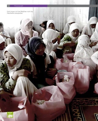 14        Waisenprojekt


Noch trauen sich die Mädchen nicht ihre
Geschenke auszupacken.




 WAISEN
 