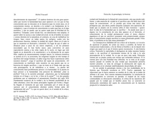 28 Michel Foucault Nietzsche, la genealogía, la historia 29
descubrimiento de inquietante51
. El análisis histórico de este gran querer-
saber que recorre la humanidad hace pues aparecer a la vez que no hay
conocimiento que no descanse en la injusticia (que no existe pues, en el
conocimiento mismo, un derecho a la verdad o un fundamento de lo
verdadero), y que el instinto de conocimiento es malo (que hay en él algo
mortífero, y que no puede, que no quiere nada para la felicidad de los
hombres). Tomando, como sucede hoy, sus dimensiones más amplias, el
querer-saber no acerca a una verdad universal; no da al hombre un exacto
y sereno dominio de la naturaleza; al contrario, no cesa de multiplicar los
riesgos; hace crecer en todas partes los peligros; acaba con las
protecciones ilusorias; deshace la unidad del sujeto; libera en él todo lo
que se encarniza en disociarle y destruirle. En lugar de que el saber se
distancie poco a poco de sus raíces empíricas, o de las primeras
necesidades que lo han hecho nacer, para convertirse en pura
especulación sumisa a las solas reglas de la razón, en lugar que esté
ligado en su desarrollo a la constitución y a la afirmación de un sujeto
libre, implica un encarnizamiento siempre mayor; la violencia instintiva
se acelera en él y se acrecienta; las religiones exigían en otro tiempo el
sacrificio del cuerpo humano; el saber exige hoy hacer experiencias sobre
nosotros mismos52
, exige el sacrificio del sujeto de conocimiento. «El
conocimiento se tranformó entre nosotros en una pasión que no se
horroriza de ningún sacrificio, y que no tiene en el fondo más que una
sola preocupación, la de entenderse a sí mismo... La pasión del
conocimiento hará posiblemente perecer a la humanidad. Si la pasión no
hace perecer a la humanidad, ésta perecerá de debilidad. ¿Qué se
prefiere? Esta es la cuestión principal. ¿Querernos que la humanidad
termine en el fuego y en la luz, o bien en la arena?53
. Los dos grandes
problemas que se repartieron el pensamiento filosófico del siglo XIX
(fundamento recíproco de la verdad y de la libertad, posibilidad de un
saber absoluto), estos dos temas principales legados por Fichte y Hegel,
ha llegado el momento de que sean sustituidos por el tema de que
«perecer por el conocimiento absoluto podría formar parte del
fundamento del ser»54
. Lo que no quiere decir, en el sentido de la crítica,
que la voluntad de
verdad está limitada por la finitud del conocimiento; sino que pierde todo
límite, y toda intención de verdad en el sacrificio que ella debe hacer del
sujeto de conocimiento. «Y es posible que exista una única idea
prodigiosa que, aún ahora, podría aniquilar cualquier otra aspiración, de
modo que se alzaría con la victoria sobre el más victorioso —quiero
decir la idea de la humanidad que se sacrifica—. Se puede jurar que si
alguna vez la constelación de esta idea aparece en el horizonte, el
conocimiento de la verdad permanecerá como el único objetivo
gigantesco al que un sacrificio semejante sería proporcionado, porque
para el conocimiento ningún sacrificio es nunca demasiado grande. Entre
tanto, el problema no ha sido nunca planteado» 65
.
Las Intempestivas hablaban del uso crítico de la historia: se trataba
de ajusticiar el pasado, de cortar sus raíces a cuchillo, de borrar las
veneraciones tradicionales, a fin de liberar al hombre y de no dejarle otro
origen que aquel en el que él mismo quiera reconocerse. A esta historia
crítica, Nietzsche le reprochaba el desligarnos de todas nuestras fuentes
reales y de sacrificar el movimiento mismo de la vida a la sola
preocupación de la verdad. Se ve que un poco más tarde, Nietzsche
retoma por su propia cuenta esto mismo que rechazaba entonces. El lo
retoma pero con una finalidad muy diferente: no se trata ya de juzgar
nuestro pasado en nombre de una verdad que únicamente poseería
nuestro presente; se trata de arriesgar la destrucción del sujeto de
conocimiento en la voluntad, indefinidamente desarrollada, del saber.
En un sentido la genealogía retorna a las tres modalidades de la
historia que Nietzsche reconocía en 1874. Vuelve superando las
objeciones que le hacía entonces en nombre de la vida, de su poder de
afirmar o de crear. Pero retorna metamor-foseándolas: la veneración de
los monumentos se convierte en parodia; el respeto de las viejas
continuidades en disociación sistemática; la crítica de las injusticias del
pasado por la verdad que el hombre posee hoy se convierte en
destrucción sistemática del sujeto de conocimiento por la injusticia
propia de la voluntad de saber.
51 Cf. Aurora, S 429 y 432; La Gaya Ciencia, S 333; Más allá del Bien y
del Mal, S 229 y 230. 52 Aurora, S 501. 53 Ibid., S 429. 54
Más allá del
Bien y del Mal, S 39.
55 Aurora, S 45.
 