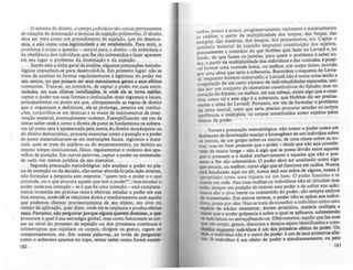 o sistema do direito, o campo judiciário sio canais permanentes
de relaçÕes de dominação e técnicas de sujeição polimorfas. O direito
deve ser visto como um procedimento de sujeição, que ele desenca-
deia, e nio como uma Iqitimidade a ser estabelecida. Para mim, o
problema é evitar a questio - central para o direito - da soberania e
da obediência dos indivlduos que lhe são submetidos e fazer aparecer
em seu lugar o problema da dominação e da sujeição.
Sendo esta a linha geral da análise, algumas precauçÕes metodo-
lógicas impunham-se para desenvolvê-Ia. Em primeiro lugar: nio se
trata de analisar as formas rqulamentares e legitimas do poder em
seu centro, no que possam ser seus mecanismos gerais e seus efeitos
constantes. Trata-se, ao contrário, de captar o poder em suas extre-
midades, em suas últimas ramificações, lá onde ele IC toma capilar,
captar o poder nas suas formas e instituições mais regionais e locais,
principalmente no ponto em que, ultrapassando as regras de direito
que o organizam e delimitam, ele se prolonga, penetra em institui-
ções, corporifica-se em técnicas e se mune de instrumentos de inter-
venção material. eventualmente violento. Exemplificando: em vez de
tentar saber onde e como o direito de punir se fundamenta na sobera-
nia tal como esta é apresentada pela teoria do direito monárquico ou
do direito democrático, procurei examinar como a puniçAo e o poder
de punir materializavam-se em instituições locais, regionais e mate.-
riais, quer se trate do supllcio ou do encarceramento, no Ambito ao
mc;smo tempo institucional. fisico, regulamentar e violento dos apa-
relhos de puniçio. Em outras palavras, captar o poder na extremida-
de cada vez menos jurídica de seu exerdcio.
Segunda precauçio metodológica: não analisar o poder no pia-
no da intenção ou da decisào, nio tentar abordá-lo pelo lado interno,
não formular a pergunta sem resposta: "quem tem o poder e o que
pretende, ou o que procura aquele que tem o poder""; mas estudar o
poder onde sua intençào - se é que há uma intençio - está completa-
mente investida em práticas reais e efetivas; estudar o poder em sua
face externa, onde ele"se relaciona direta e imediatamente com aquilo
que podemos chamar provisoriamente de seu objeto, seu alvo ou
campo de aphcaçio, quer dizer, onde ele se implanta e produz efeitos
reais. Portanto, nlo pe:rauntar porque _ilUDI querem dominar, o qUI
procuram e qual é sua estratégia global, mas como funcionam as coi-
sas ao nlvel do processo de sujeiçio ou dos processos conúnuo. c
ininterruptos que sujeitam os corpos, dirigem os gestos, reaem OI
comportamentos, etc. Em outcas palavras, ao invés de perguntar
como o soberano aparece no topo, tentar saber como foram conati-
182
'dos pouco a pouco, progressivamente, realmente c materialmente
tUl súditos a partir da multiplicidade dos corpos, das forças, das
~~ergias. das matérias, dos desejos, dos pensa~en,tos, etc, Ca~,:,r a
instância material da sujeiçio enquanto ~nstltulçio dos.IUjeltos,
ecisamente o contrário do que Hobbes qUIs fazer no Levlatl e, no
r~ndo, do que fazem 0,5 juristas, p~ra, quem o problema é saber co:
mo. a partir da multiphcldade dos mdIVlduos e das von,ta~es, é ~I
lei formar uma vontade única, ou melhor, um corpo Un1CO, movl~o
r uma alma que seria a soberania, Recordem o esquem~ do Levla-
i:enquanto homem construido. o ~evi~t.i nl~ é outra COisa seolo .a
gulaçào de um certo número de mdlvlduahdades separadas, um-
~~: por um conjunto de elementos constitutivos, do Estado; mas no
coração do Estado, ou melhor, em sua cabeça, eluste al~o que o ~ns­
titui como tal e este algo é a soberania. que Hobbes dIZ ser prCClsa-
mente a alma do Leviatã, Port,anto, e,m vez de formular o probl~ma
da alma central. creio que sena preciso procurar estuda~ ?s corpos
periféricos e múltiplos, os corpos consutuldos como sUjeItos pelos
efeitos de poder.
Terceira precaução metodológica: nio tomar o J?od~r como um
fenômeno de dominação maciço e homogêneo de um mdIVlduo sobre
os outros, de um grupo sobre os outros, de uma classe ~bre as ,ou-
tras' mas ter bem presente que o poder - desde que nio seja conslde·
rad~ de muito longe - não é algo que se possa dividir entre aqueles
que o possuem e o detêm exclusivamente e aquel~ que nio o pos-
suem e lhe são submetidos. O poder deve se~ anahsado ~mo algo
que circula, ou melhor, como algo que só funCIOna em cadela, Nunca
está localizado aqui ou ali, nunca est' nas mios de alguns~ nunca é
apropriado como uma riqueza ou um bem, O poder f~nClona e se
exerce em rede. Nas suas malhas os indivlduos nlo só CIrculam mu
eatio sempre em posiçio de exerce~ este poder e de sofrer lua açi.o;
nunca sio o alvo inerte ou consenudo do poder, do ~mpre c:en~os
de transmissão. Em outros termos, o poder nlo se aphca aos IRdivf·
dUOl, paaa por eles, Nao se trata de conceber o indiv1d~o co~~ uma
eapécie de núcleo elementar, 'tomo primitivo, ~at~na multtpla e
inerte que o poder golpearia e sobre o qual se apllcana, submetendo
OImdivfduos ou estraçalhando-os, Efetivamente, aquilo que faz com
que um corpo, gcstos, discursos e desejos lC~am ide.ntificados e con..
_ enq....to indivlduco t um doo primaroo ef.... d~ poder- ~
leJa, o individuo nlo é o outro do poder: t um de seus pnmelrOl efCl-
lOS. O individuo é um efeito do poder e simultaneamente, ou pelo
183
 