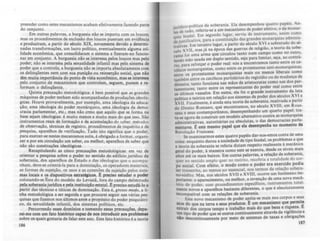 pr«nder como estes mecanismos acabam efetivamente fazendo pane
do conjunto.
Em outras palavras, a burguesia não se importa com os louco,·
mas os procedimentos de exclusão dos loucos puseram em evid~nei~
e produziram, a partir do Jéculo XIX, novamente devido a determi-
nadas transformações, um lucro polltico, eventualmente alguma uti-
lidade econ(mica, que consolidaram o sistema e fizeram-no funcio-
nar em conjunto. A burguesia não se interessa pelos loucos mas pelo
poder; não se intereSsa pela sexualidade infantil mas pelo sistema de
poder que a controla; a burguesia nlo se importa absolutamente com
os delinqDentes nem com sua punição ou reinsen;ão social, que nio
tim muita importAncia do ponto de vi.ta econômico, mas IC interas.a
pelo conjunto de mecanismos que controlam, seguem, punem e re-
formam o delinqOente.
Quinta precaução metodológica: é bem possível que as grandes
máquinas de poder tenham sido acompanhadas de produções ideol6-
gicas. Houve provavelmente, por exemplo, uma ideologia da educa-
ção; uma ideologia do poder monárquico, uma ideologia da demo-
cracia parlamentar, etc.; mas não creio que aquilo que se forma na
base sejam ideoloaias: é muito menos e muito mais do que isso. São
instrumentos reais de formação e de acumulação do saber: mt:ludu'o
de observação, técnicas de registro, procedimentos de inquérito e de
pesquisa, aparelhos de verificação. Tudo isto significa que o poder,
para exercer-se nestes mecamsmos sutis, é obrigado a formar, organi-
zar e por em circulação um saber, ou melhor, aparelhos de saber que
não são construÇÕC$ idcoló,icas.
Recapitulando as cinco precauções metodológicas: em vez de
orientar a pesquisa sobre o poder no sentido do edificio jurídico da
soberania, dos aparelhos de Estado e das ideologias que o acompa-
nham, deve-se Orientá-Ia para a dominação, os operadores materiais,
as formas de SUJeição, os usos e as conexões da SUjeição pelos siste-
mu locai. e OI di.positivos catratéaicos. epreciso estudar o poder
colocando-se fora do modelo do Lcviatà, fora do campo delimitado
pela soberania jurfdica e pela inltituiçio estatal. EpreciJo eatucU-lo a
partir das técnicas e táticas de dominaçlo. Esta é, gTrusO modo, a li-
nha metodológica a ser seguida e que procurei seguir nas várias pes-
quisas que fizemos nos últimos anos 11 propósito do poder psiquiátri-
co, da sexualidade infantil, dos sistemas pollticos, etc.
Percorrendo esses dominiOl e tomando euas precauções, depa-
rei-me com um fato hi'lórico capaz de nOl introduzir aOl problemu
sobre os quais gostaria de falar este ano. Este fato histórico é a teoria
186
'd ......ntllitlca da soberania. Ela desempenhou quatro papéis. An-
Jun lCv-,.- . r d
d tudo referiu-se a um mecanismo de poder e etlvo, o a monar-
t~ e ' . .
, daI Em segundo lugar sefV1u de IRstrumento, assIm como
"lula leu . - .' . d '
deJustificativa, Rara a conslltulção das grandes monarquias a mlRlS-
"m terceiro luga< a partir do século XVI e sobretudo do sé-
trativas. L , • d.-
culo.> XVII, mas já na época das guerras de religião, a teona a SOuv
rO
I uma arma que circulou tanto num campo como no outro,
ranla . . I ' tá
tendo Sido usada em duplo sentido, seja para ImItar, seja, ao con r -
rll.>. para reforçar o poder real: nós a encontramos ta~to entre os ca~
tólico.>s monarquistas, como entre os pro~estantes anu-~ona~qulstas.
I e os protestantes monarquistas mais ou menos hberals como
: rbém entre os catóhcos partidários do regicfdlo ou da mudança de
d ~astJa· tanto.> funciona nas mãos de aristocratas como nas dos par-
I~menta~es. tanto entre os representantes do poder real como entre
05 üll1mos 'vassalos. Em suma, ela foi o grande instrumento da luta
politica e teórica em relação aos sis~emas de pod~r dos séculos XV I e
XVII. Finalmente, é ainda esta teona da soberania, reatlvada a partir
do Direito Romano, que encontramos, no skulo XVIII, em Rous-
seau e seus contemporâneos, desempenhando um quarto papel: t~a­
ti-se agora de construir um modelo alternativo contra as m~narqulas
administrativas, autoritárias ou absolutas, o das democracias paria-
mentarc$. eeste mesmo papel que ela delempenha no momento da
Revolução Francesa.
Se examinarmos estes quatro papéis dar-nos-emos conta de uma
coisa: enquAnto durou a sociedade de tipó fe~dal, os problemas ~ 9ue
a teoria da soberania se referia diziam respeito realmente à mceamca
geral do poder, à maneira como este se exereia, desde os níveis m~is
altos até os mais baixos. Em outras palavras, a ~Iação de soberania,
quer no sentido amplo quer no restrito, recobria a totallda~e do co!'-
po social. Com efeito, o modo como o poder era exerCido podia
ser transcrito ao menos no essencial, nos termos da relação sobera-
no-súdito. M:.s, nos séculos XVII e XVIII, ocorre um fenômeno i~­
portante: o aparecimento, ou melhor, a invc:nção ~e uma nova mcea-
mca de poder, com procedimentos espedhcos, IRstrumentos total-
mente novos e aparelhos bastante diferentes, o que é absolutamente
Intompatível com as relações de soberania.
Este novo mecanismo de poder apóia-se mais nos corpos e seus
atOl do que na terra e ICW produtOl. t um mecanismo qu~ permite
CJttrair dos corpos tempo e trabalho mai. do Que ben. e ....9ucu: t
um tipo de poder que se exerce continuamente atravts da vlgll.âncla e
nAo descontinuamente por meio de sistemas de taxas e obngaçõcs
181
 