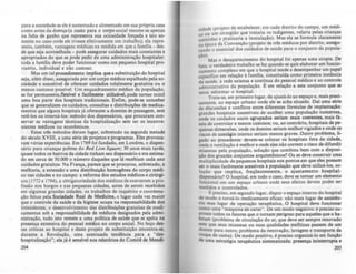 para a sociedade se ele é sustentado e alimentado em sua própria casa
como antes da doença (o custo para o corpo social resume-se apenas
na falta de ganho que representa sua ociosidade forçada e isto s0-
mente no caso onde ele tivesse efetivamente um trabalho); ela repre-
senta, também. vantagens médicas na medida em que a famma - des-
de que seja aconselhada - pode assegurar cuidados mais constantes e
apropriados do que se pode pedir de uma administração hospitalar:
toda a famllia deve poder funcionar como um pequeno hospital pro-
visório, individual e nio custoso.
Mas um tal procedimento implica quea substituição do hospital
seja, além disso. assegurada por um corpo médico espalhado pela s0-
ciedade e suscetível de oferecer cuidados totalmente gratuitos ou o
menos custosos posslvel. Um enquadramento médico da população,
se for permanente,fle;dvel e facilmente utilizável, pode tornar inútil
uma boa parte dos hospitais tradicionais. Enfim, pode-se conceber
que se generalizem os cuidados. consultas e distribuições de medica-
mentos que alguns hospitais já oferecem a doentes de passagem, sem
retê-los ou interná-los: método dos dispensários, que procuram con-
servar as vantagens técnicas da hospitalização sem ter os inconve-
nientes médicos ou econômicos.
Estes três métodos deram lugar, sobretudo na segunda metade
do século XVIII, a uma série de projetos e programas. Eles provoca-
ram várias experilncias. Em 1769 foi fundado, em Londres. o dispen-
sário para crianças pobres do Red Lion Squou; 30 anos mais tarde,
quase todos os bairros da cidade tinham seu dispensário e era estima-
do em cerca de 50.000 o número daqueles que lá recebiam cada ano
cuidados gratuitos. Na França. parece que se. procurou, sobretudo, a
melhoria, a extensão e uma distribuição homogênea do corpo médi-
co nas cidades e no campo: a reforma dos estudos médicos e cirúrai-
cos (1712 e 1784), a obrigatoriedade dos médicos de exercerem a pro-
fissão nos burgos e nas pequenas cidades, antes de serem recebidos
em algumas grandes cidades, os trabalhos de inquérito e coordena-
ção feitos pela Sociedade Real de Medicina, o lugar cada vez maior
que o controle da saúde e da higiene ocupa na responsabilidade d~
Intendentes o desenvolvimento das distribuições gratuitas de medI-
camentos s~b a responsabilidade de médicos designados pela admi-
nistração, tudo isto remete a uma poUtica de saúde que se apóia na
presença extensiva do pessoal médico no corpo social. No bojo des-
tas criticas ao hospital e deste projeto de substituição encontra-se,
durante a Revoluçio, uma acentuada tendência para a "da--
hospitalização"; ela já é senslvel nos relatórios do Comitê de Mendi-
204
d de (projeto de estabelecer, em cada distrito do campo, um.médi-
c~ ~u um cirurgião que trataria os indigentes, velaria pelas cnanças
c . tidas e praticaria a inoculação). Mas ela se formula claramente
~ . éd· d··
época da Convenção (projeto de trb micos por Istnto, assegu-
~:ndo o essencial dos cuidados de saúde para o conjunto da popula-
ção). . ,. . De
Mas o desaparecimento do hospltal.ol a~nas uma utopia..
r tO o verdadeiro trabalho se fez quando se qUIs elaborar um funao-
:am'ento complexo em que o hospital tende a desc:m~n~ar ~m pa~1
especifico em relação à família, constitulda como pnmelra InstAnaa
da saude, à rede extensa e continua do pessoal médico ~ ao controle
administrativo da população. ~ em relação a este conjunto que se
tenta reformar o hospital. . .
Trata-se, em primeiro lugar, de ajustA-lo a? espaço e, mais p~.
samente. ao espaço urbano onde ele se acha SItuado. ,?al uma série
de discussões e conflitos entre diferentes fórmulas de Implantaçio:
grandes hospitais su~tlveis de acolh~r uma ~pulação nume~osa,
onde os cuidados assim agrupados senam mais ~oerentc:" ~alS fá-
ceis de controlar e menos custosos; ou, ao contráriO, hospitaIS de pe-
quenas dimensões, onde os doentes seriam melhor vigiados e onde ~
riscos de contásio interno seriam menos graves. Outro problema, li-
gado ao precedente: devem-se colocar os hospitais ~ora da ~dad~,
onde a ventilação é melhor e onde eles não correm o nsco de dl.fund!r
miasmas pela população, solução que combina bem com a d!sposl-
çio dos gral)des conjuntos arquitetônicos? Ou se deve constrult uma
multiplicidade de pequenos hospitais nos pontos em que .e~es possam
ser o mais facilmente aces5fveis à população que deve utilizA-los, s0-
lução que implica, freqOentemente, o ajustamento hospit"l-
dispensário? O hospital, em todo o caso, deve se tornar um elemento
funcional em um espaço urbano onde seus efeitos devem poder lei'
medidos e controlados.
~ preciso, em segundo lugar, dispor o espaço interno do hospital
de modo a torná-lo medicamente eficaz: não mais lugar de assattn-
cia mas lugar de operação terapêutica. O hospital deve funcionar
wmo uma "maqulOa de curar" . De um modo negativo: é preciso lU-
prlmir todos os fatores que o tornam perigoso para aqueles que o ha-
bitam (problema de circulação do ar, que deve ser sempre renovado
SCm que seus miasmas ou suas qualidades menticas passem de um
doente para outro; problema da renovaçio, lavaBem e transporte da
roupa de cama). De modo positivo, é preciso organiú-Io em funçlo
de uma estratégia terapêutica sistematizada: presença ininterrupta e
205
 