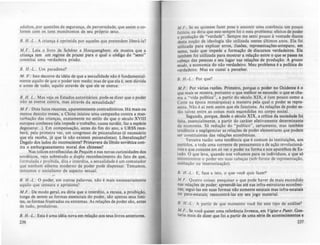 adultos, por questões de segurança, de perversidade; que assim o co-
lorem com os tons monótomos de seu próprio sexo.
B. H.-L.: A criança é oprimida por aqueles que pretendem liberá-Ia?
AI.F.: Leia o livro de Sché"rer e Hocquenghem: ele mostra que a
criança tem um regime de prazer para o qual o código do "sexo"
constitui uma verdadeira prisão.
B. H.-L. : Um paradoxo?
AI. F.: Isto decorre da idéia de que a sexualidade não é fundamental-
mente aquilo de ql!e o poder tem medo; mas de que ela é, sem dúvida
e antes de tudo, aquilo através de que ele se exerce.
B. H. L.: Mas veja os Estados autoritários: pode-se dizer que o poder
nào se exerce contra, mas através da sexualidade?
M .F.: Dois fatos recentes, aparentemente contradit6rios. Há mais ou
menos dezoito meses, a China iniciou uma campanha contra a mas-
turbação das crianças, exatamente no estilo da que o século XVIII
europeu conheceu (ela impede o trabalho, causa surdez, faz a espécie
degenerar...). Em compensação, antes do fim do ano, a URSS rece-
berá, pela primeira vez, um congresso de psicanalistas (é necessário
que ela receba, já que lá não existem psicanalistas). liberalização?
Degelo dos lados do inconsciente? Primavera da libido soviética con-
tra o emburguesamento moral dos chineses?
Nas tolices envelhecidas de Pequim e nas novas curiosidades dos
soviéticos, vejo sobretudo o duplo reconhecimento do fato de que,
formulada e proibida, dita t interdita, a sexualidade é um comutador
que nenhum sistema moderno de poder pode dispensar. Temamos,
temamos o socialismo de aspecto sexual.
B. H.-L.: O poder, em outras palavras, não é mais necessariamente
aquilo que censura e aprisiona?
M.F.: De modo geral, eu diria que Ointerdito, a recusa, a proibição.
longe de serem as formas essenciais do poder, são apenas seus limi-
tes, as formas frustradas ou extremas. As relações de poder são, antes
de tudo. produtivas.
B. H.-L.: Esta é uma idéia nova em relação aos seus livros anteriores.
236
M.F.: Se eu quisesse fazer pose e assumir uma coerência um pouco
fictícia. eu diria que este sempre foi o meu problema: efeitos de poder
e produção de "verdade". Sempre me senti pouco à vontade diante
desta noção de ideologia tão utilizada nestes últimos anos. Ela foi
utilizada para explicar erros, ilusões, representações-anteparo, em
suma, tudo que impede a formação de discursos verdadeiros. Ela
também foi utilizada para mostrar a relação entre o que se passa na
cabeça das pessoas e seu lugar nas relações de produção. A gro.uo
modo, a economia do não verdadeiro. Meu problema é a polltica do
verdadeiro. Mas eu custei a perceber.
8. H.-L.: Por que?
M .F.: Por várias razões. Primeiro, porque o poder no Ocidente é o
que mais se mostra, portanto o que melhor se esconde: o que se cha-
ma a "vida política", a partir do século XIX, é (um pouco como a
Corte na época monárquica) a maneira pela qual o poder se repre-
senta. Não é aí nem assim que ele funciona. As relações de poder cs--
tão talvez entre as coisas mais escondidas no corpo social.
Segundo, porque. desde o século XIX, a critica da sociedade fol
feita, essencialmente, a partir do caráter efetivamente determinante
da economia. Sã redução do "político", certamente, mas também
tendência a negligenciar as relações de poder elementares que podem
ser constituintes das relações econômicas.
Terceira razão: uma tendência que é comum às instituições, aos
partidos, a toda uma corrente de pensamento e de ação revolucioná·
rios e que consiste em só ver Opoder na forma e nos aparelhos de Es·
tado. O que leva, quando nos voltamos para os indivíduos, a que.6
encontremos o poder em suas cabeças (sob forma de representaçio,
aceitação ou interiorização).
8. H.-L.: E, face a isto, 9 que você quis fazer?
M .F. : Quatro coisas: pesquisar o que pode haver de mais escondido
nas relações de poder; apreendê-Ias até nas infra-estruturas econômi-
cas; segui-Ia. em suas formas não somente estatais mas infra-estatais
ou para-estatais; reencontrá-Ias em seu JOIo material.
8 H.·L.: A partir de que momento vod fC'Z este tipo de análise?
M.F.: Se você quiser uma referência livresca, em Vigiar t i'wIir. Gos-
taria mais de dizer que roi a partir de uma série ae acontecimentos e
231
 